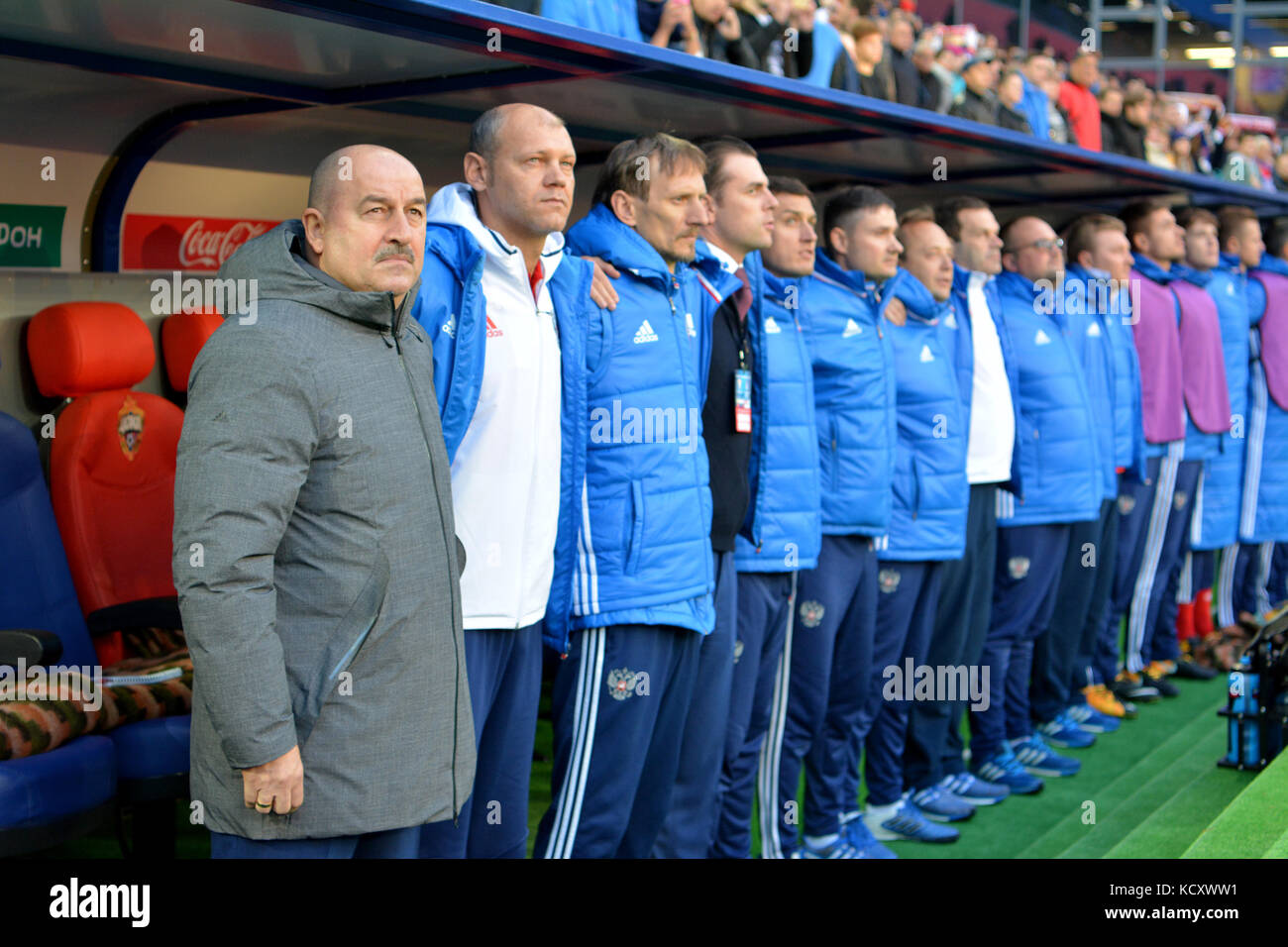 Moskau, Russland. 7th Oktober 2017. Der Trainer der russischen Fußballnationalmannschaft Stanislav Tschertschesow mit Trainern und Verwaltungsmitarbeitern der russischen Nationalmannschaft vor dem internationalen Testspiel gegen Südkorea im Stadion der VEB Arena in Moskau. Quelle: Alizada Studios/Alamy Live News Stockfoto