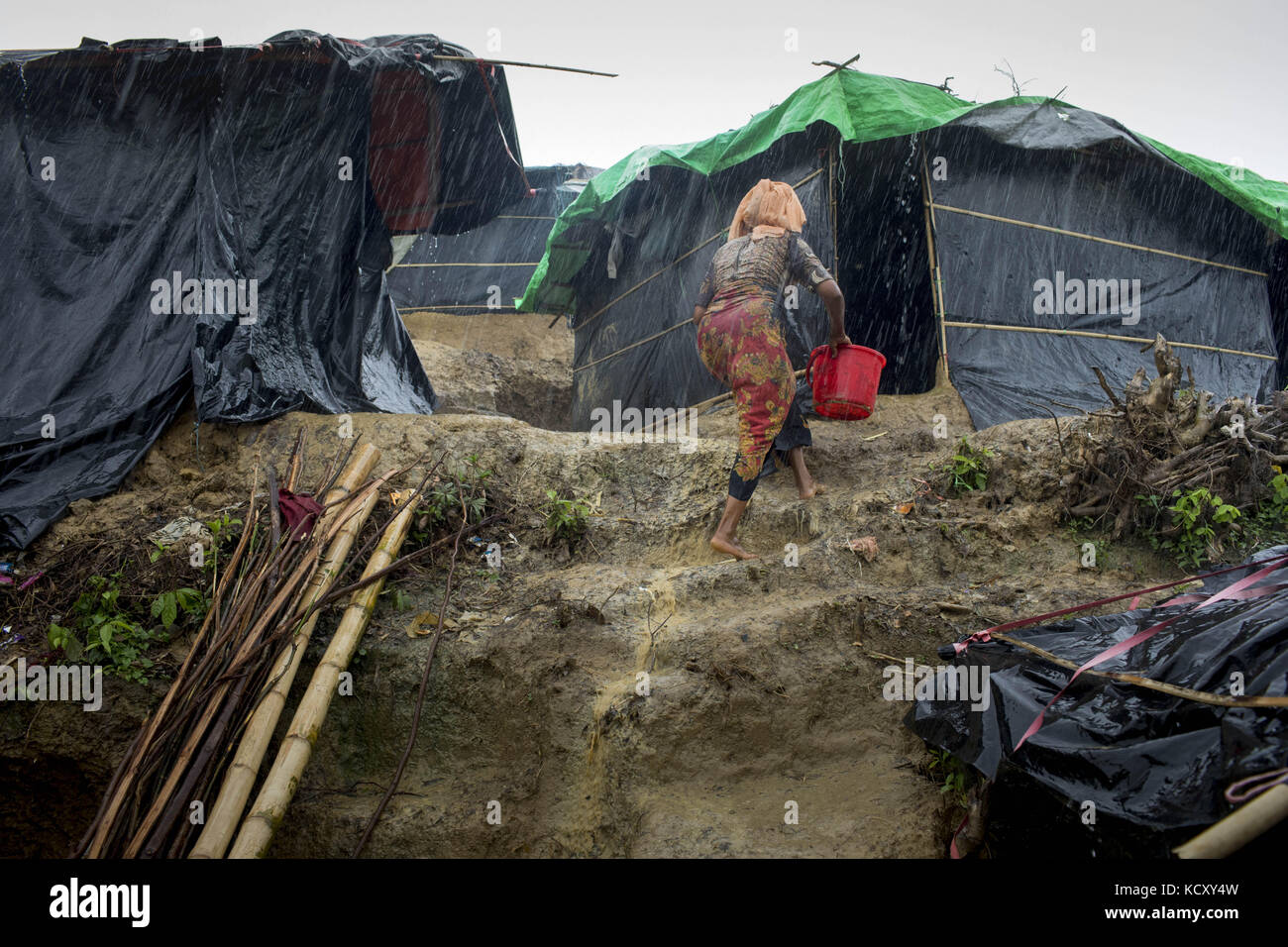 Ukhiya, Bangladesch. Oktober 2017. Rohingya Flüchtlingsfrau in ihrem Zelt bei starkem Regen, die aus dem Staat Myanmar Rakhine auf Ukhiya kommt, Cox's Basar. Nach Angaben des UNHCR sind im letzten Monat mehr als 500.000 Rohingya-Flüchtlinge vor der Gewalt in Myanmar geflohen, die meisten versuchten, die Grenze zu überqueren und Bangladesch zu erreichen. Kyaw Tint Swe, der Minister für das Amt des Staatsrats Myanmars, besuchte Bangladesch und stimmte zu, die Rohingyas nach gegenseitigem Einvernehmen mit der Regierung Bangladeschs zurückzuholen. Quelle: K M Asad/ZUMA Wire/Alamy Live News Stockfoto