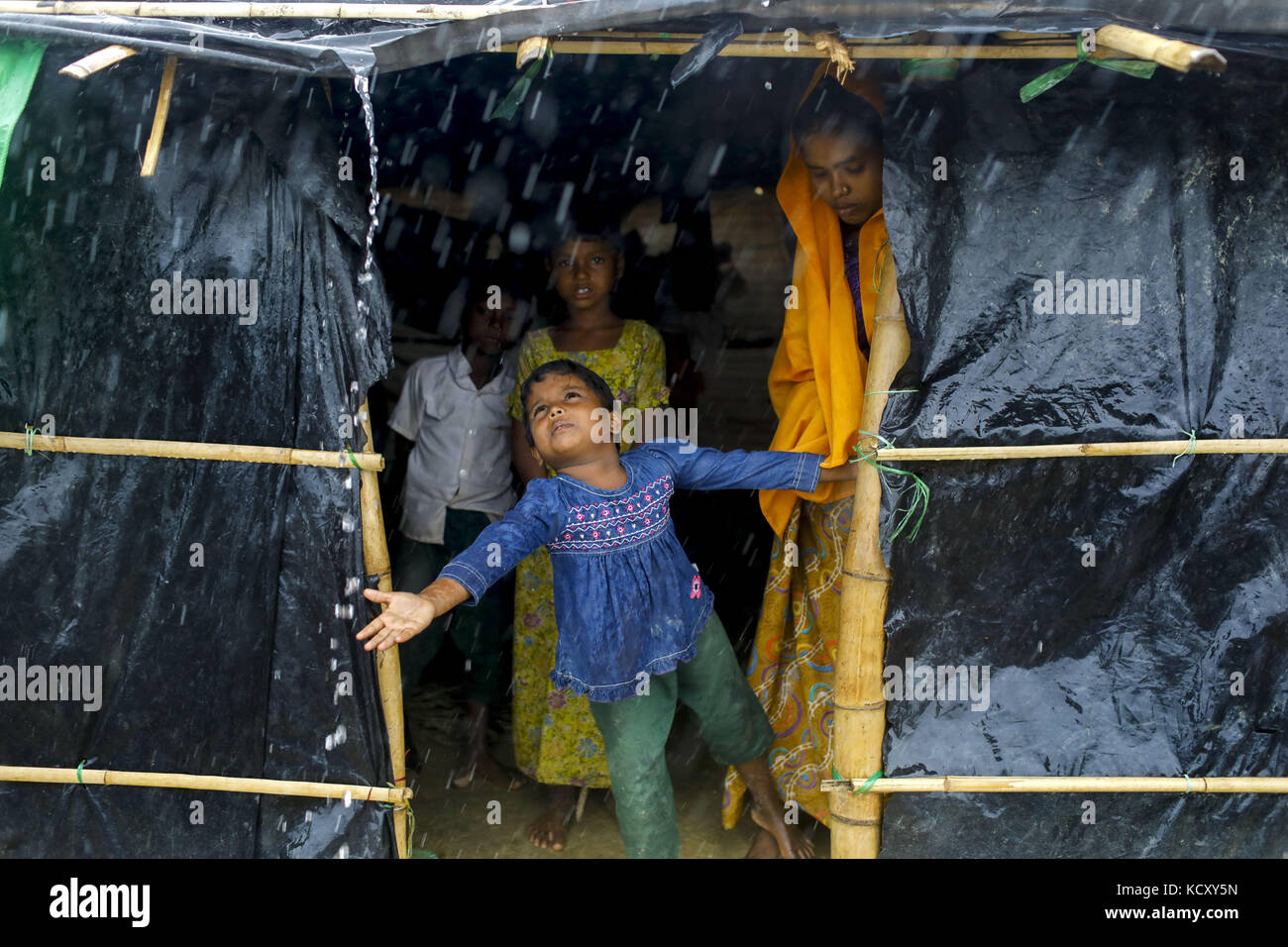 Ukhiya, Bangladesch. 7. Oktober, 2017. rohingya Flüchtlinge Mädchen versuchen, Regenwasser, der kommt aus Myanmar rakhaing an ukhiya zu berühren, Cox's Bazar. Nach Angaben der UNHCR mehr als 500.000 rohingya Flüchtlingen aus Myanmar Gewalt im letzten Monat geflohen, die meisten versuchen, die Grenze zu überqueren und in Bangladesch. Minister für das Amt des Staates Ratgeber von Myanmar kyaw Tint Swe besucht Bangladesch und vereinbart, die rohingyas nach gegenseitigem Verständnis mit der Regierung von Bangladesch. Credit: k m Asad/zuma Draht/alamy leben Nachrichten Stockfoto