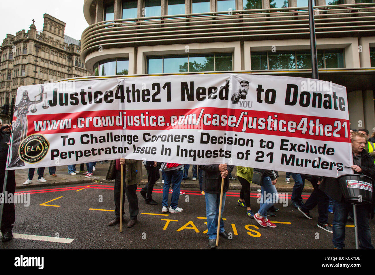 London, Großbritannien. Vom 7. Oktober 2017. Gerechtigkeit für die 21 Banner auf Park Lane vor der Fußball-Jungs Bündnis gegen Extremismus in Central London. David Rowe/Alamy leben Nachrichten Stockfoto