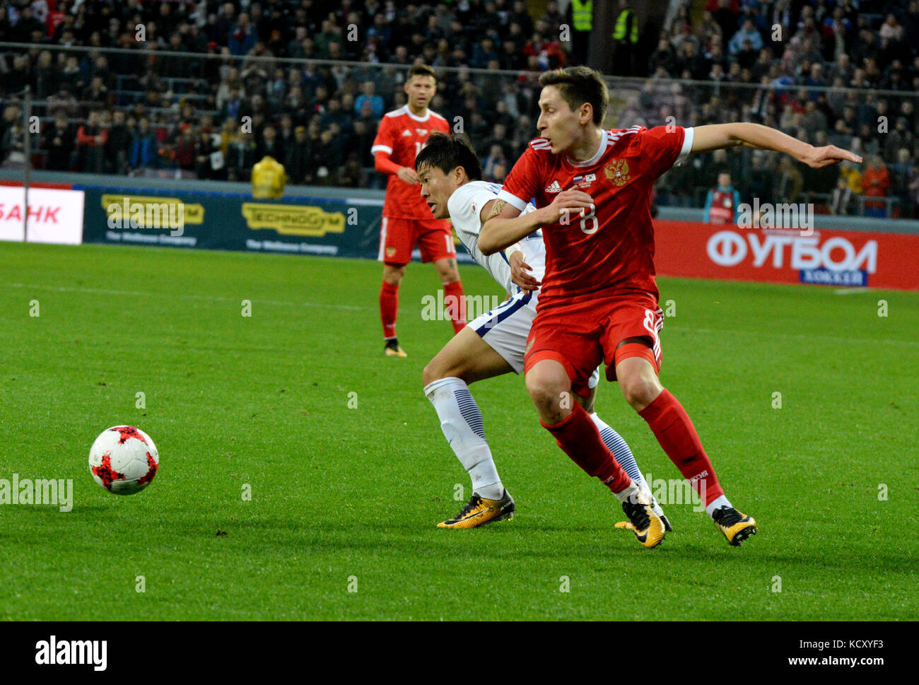 Moskau, Russland - 7. Oktober 2017. Der russische Mittelfeldspieler Daler Kuzyayev und der südkoreanische Verteidiger Chang-Hoon Kwon beim internationalen Freundschaftsspiel Russland gegen Südkorea im Stadion der VEB Arena in Moskau. Quelle: Alizada Studios/Alamy Live News Stockfoto