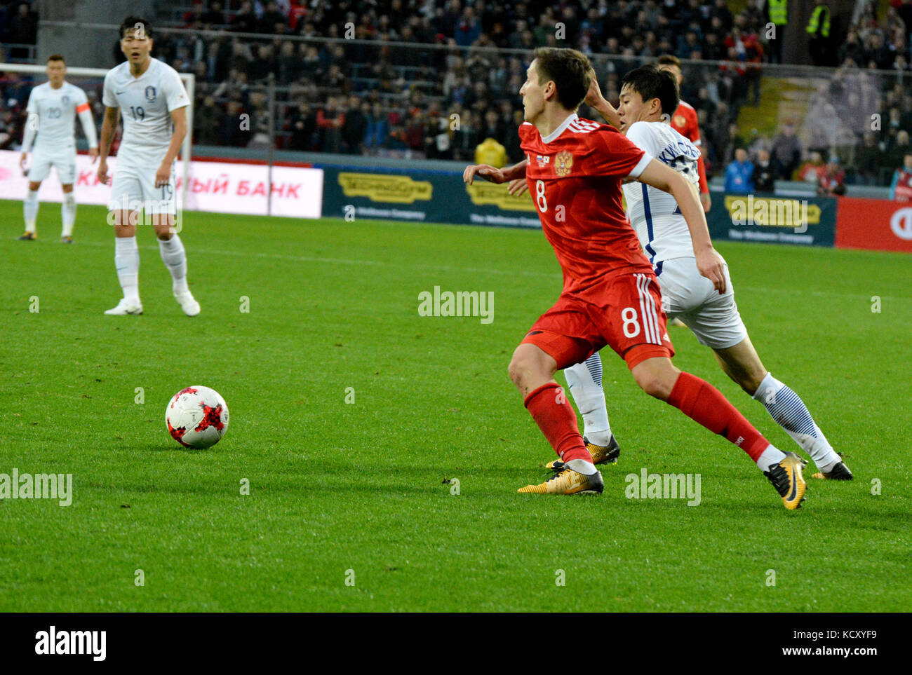 Moskau, Russland - 7. Oktober 2017. Der russische Mittelfeldspieler Daler Kuzyayev und der südkoreanische Verteidiger Chang-Hoon Kwon beim internationalen Freundschaftsspiel Russland gegen Südkorea im Stadion der VEB Arena in Moskau. Quelle: Alizada Studios/Alamy Live News Stockfoto