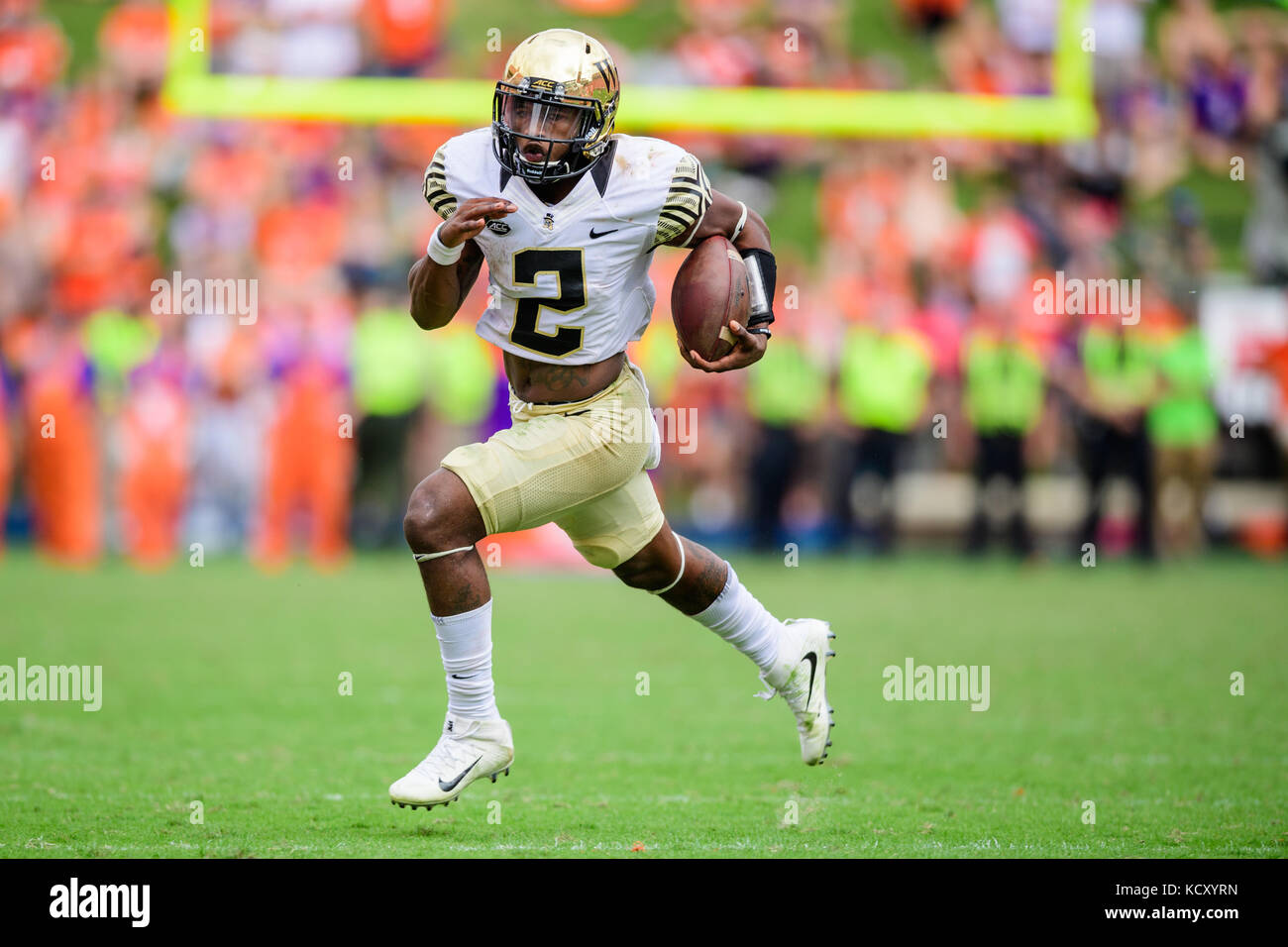 Wake Forest quarterback Kendall Hinton (2) während der NCAA College Football Spiel zwischen Wake Forest und Clemson am Samstag, den 7. Oktober 2017 im Memorial Stadium in Clemson, SC. Jakob Kupferman/CSM Stockfoto