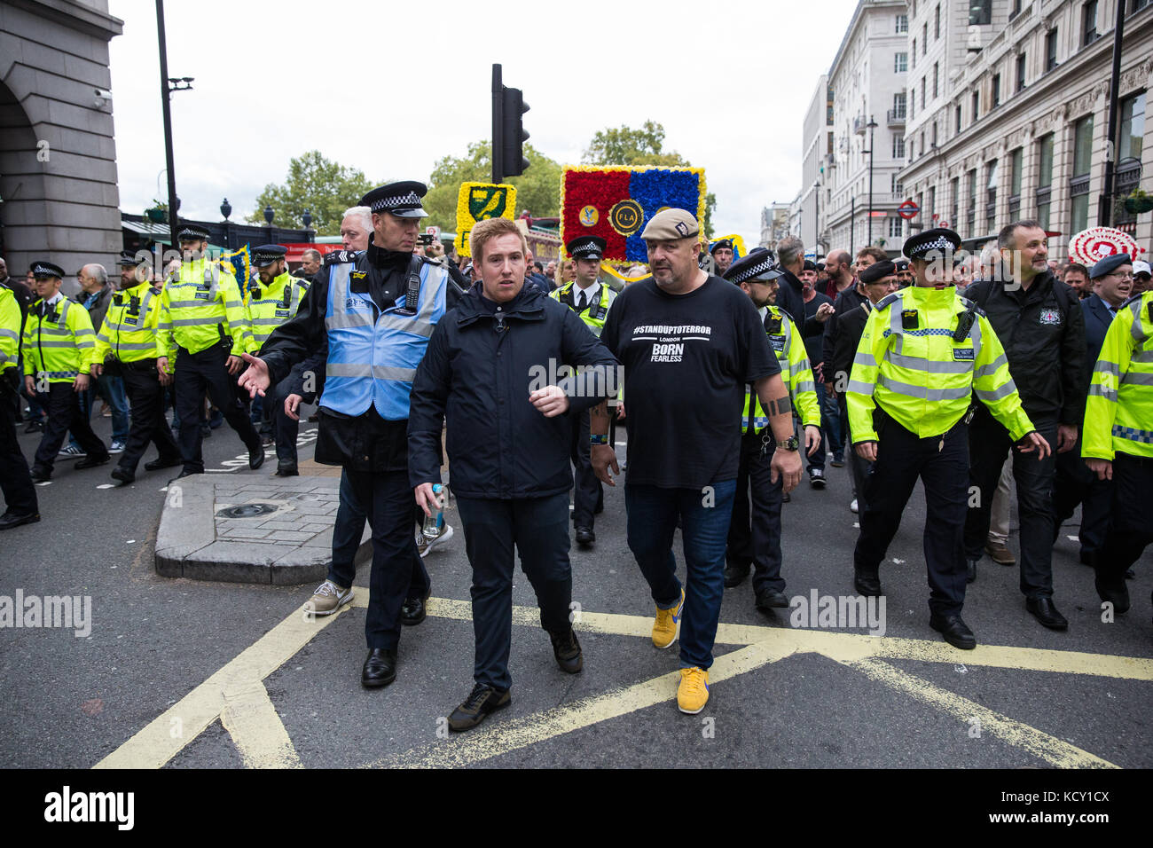 London, Großbritannien. 7. Oktober, 2017. Tausende von Anhängern der Fußball-Jungs Alliance (FLA) und Veteranen gegen den Terrorismus Marsch durch das Zentrum von London von der Park Lane bis Westminster Bridge auf der zweiten 'March gegen Extremismus". Die FLA war nach der London Bridge Terroranschlag am 3. Juni. Credit: Mark Kerrison/Alamy leben Nachrichten Stockfoto