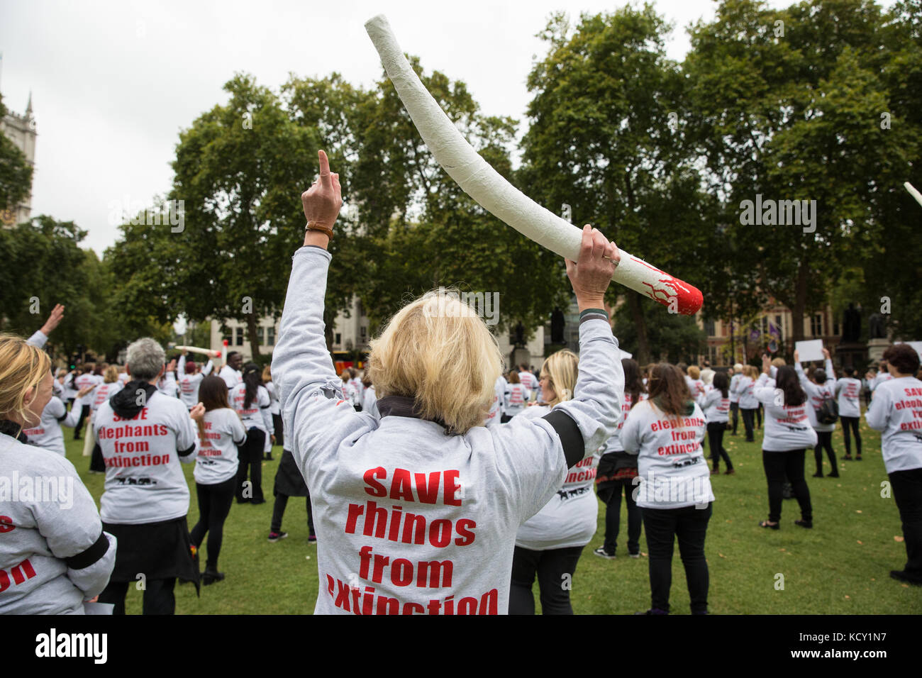 London, Großbritannien. 7. Oktober, 2017. Aktivisten gegen den Handel mit Elfenbein, an einem stillen Protest im Parlament Platz nehmen Sie die vierte globale März für Elefanten und Nashörner" März gegen Aussterben zu markieren, die nicht nur das Bewusstsein für die Notlage der Elefanten und Nashörner und die Rolle der Antiquitäten, aber auch Druck auf die britische Regierung zu einem vollständigen Verbot auf Elfenbein. Credit: Mark kerrison/alamy Leben Nachrichten zu erhalten Stockfoto