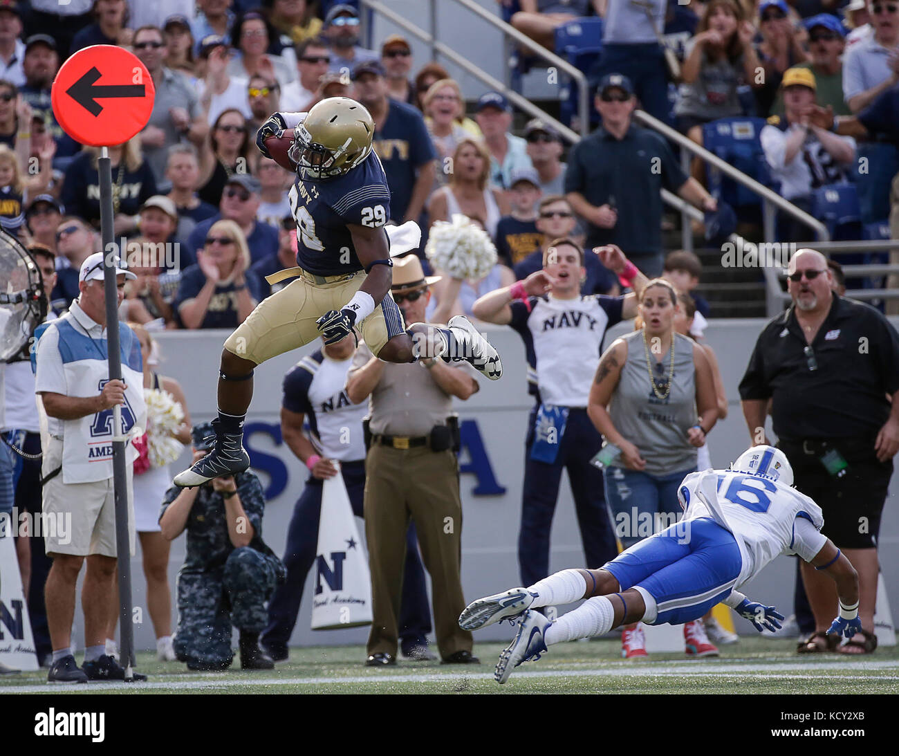 Annapolis, Maryland, USA. 7. Okt 2017. Marine SB#29 Darryl Bonner springt über Air Force Falcons DB#16 Robert Bullard auf seinem Weg bis zum Ende der Zone während der NCAA Football Spiel zwischen der United States Naval Academy Midshipmen und die United States Air Force Academy Falken an der Marine Marine Corp Stadion in Annapolis, Maryland. Justin Cooper/CSM/Alamy leben Nachrichten Stockfoto