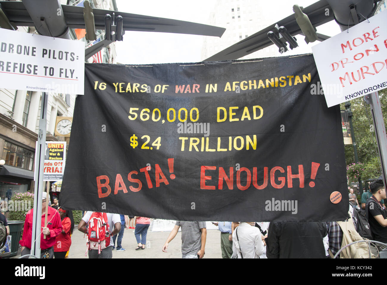 Anti-kriegs-Aktivistinnen statt, im März eine Mahnwache und Demonstration in New York City heute markiert den 16. Jahrestag der US-Invasion in Afghanistan, der längste Krieg in der amerikanischen Geschichte. Sechzehn Jahre später, Tausende von amerikanischen Soldaten wurden getötet, und es scheint kein Ende in Sicht In den Krieg zu werden. Jetzt die Trumpf-Administration zur Rampe es oben noch mehr will. Buchstäblich Billionen von Dollar wurden sie mit scheinbar nichts zu zeigen. Stockfoto