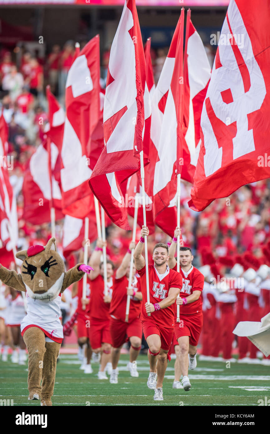 Houston, TX, USA. 7. Okt 2017. Houston Cougars Cheerleadern tragen Schule Flaggen auf dem Feld vor einem NCAA Football Spiel zwischen der SMU Mustangs und der Universität von Houston Cougars bei tdecu Stadion in Houston, TX. Houston gewann das Spiel 35-22. Trask Smith/CSM/Alamy leben Nachrichten Stockfoto