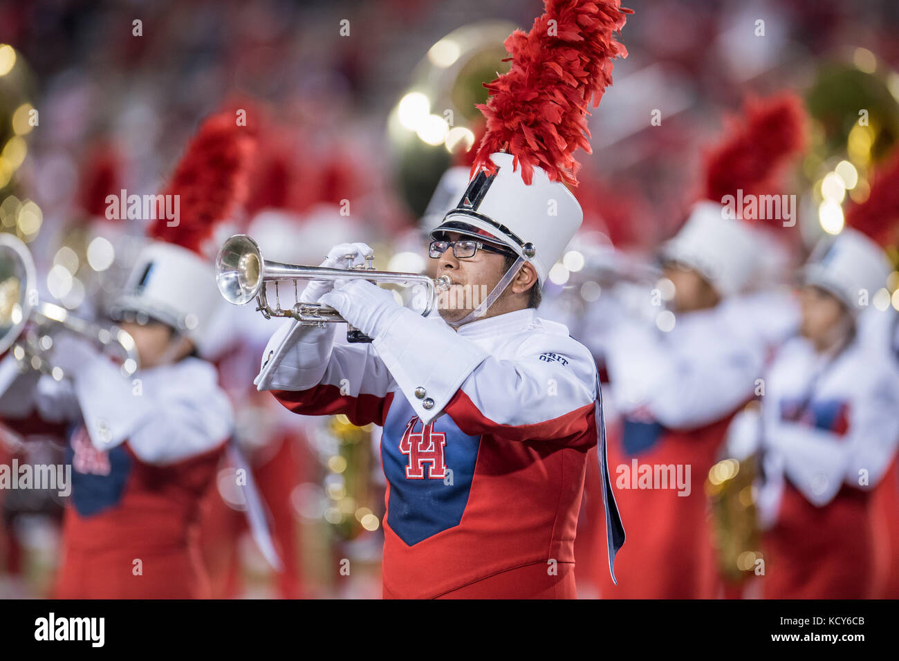 Houston, TX, USA. 7. Okt 2017. Ein Geist der Houston Mitglied in die Band spielt die Posaune während Halbzeit eines NCAA Football Spiel zwischen der SMU Mustangs und der Universität von Houston Cougars bei tdecu Stadion in Houston, TX. Houston gewann das Spiel 35-22. Trask Smith/CSM/Alamy leben Nachrichten Stockfoto