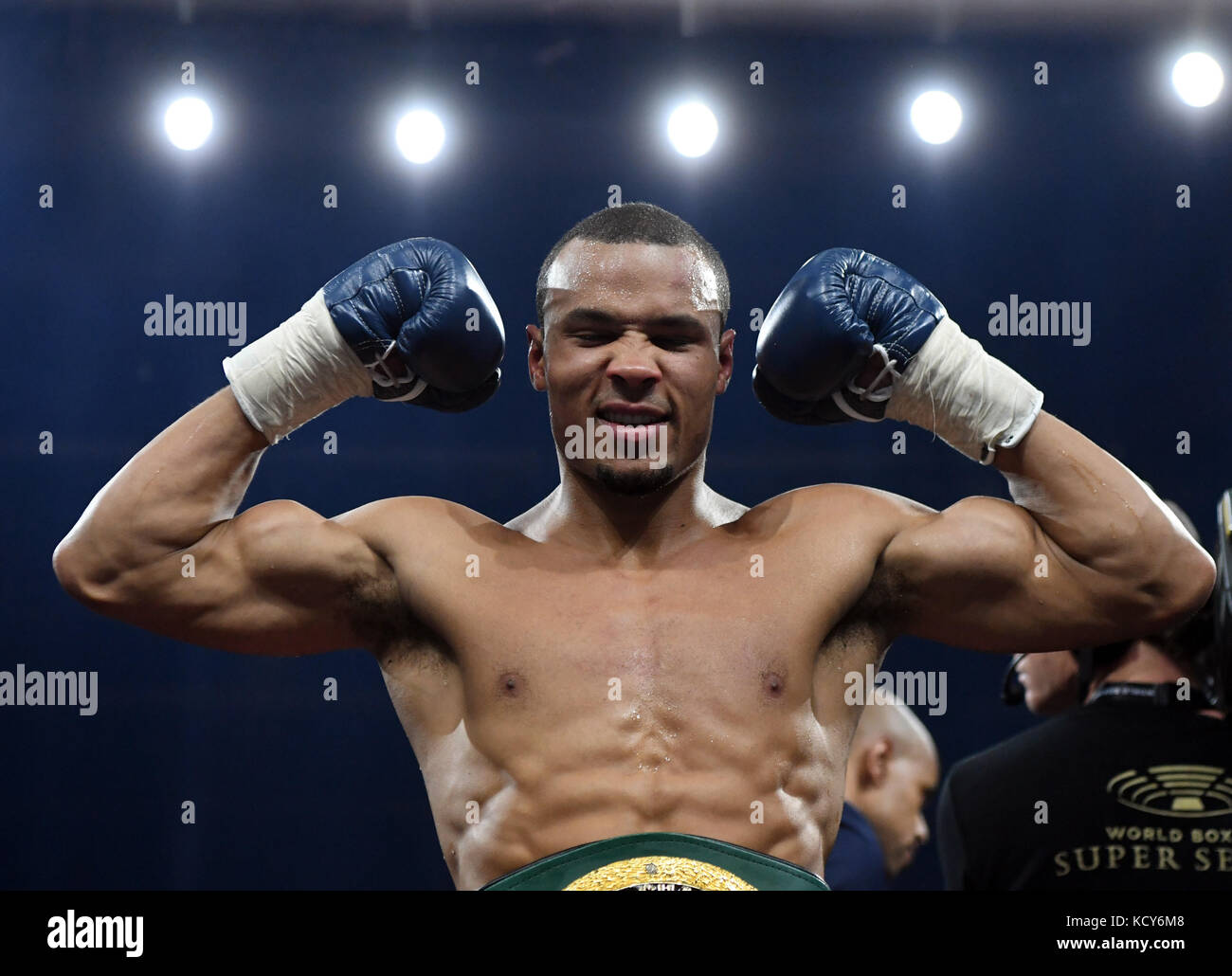 Stuttgart, Deutschland. Oktober 2017. Chris Eubank Jr. aus Großbritannien nach seinem Sieg im Super-Mittelgewicht-Viertelfinale des IBO-Boxweltcups in Stuttgart am 7. Oktober 2017. Quelle: Marijan Murat/dpa/Alamy Live News Stockfoto