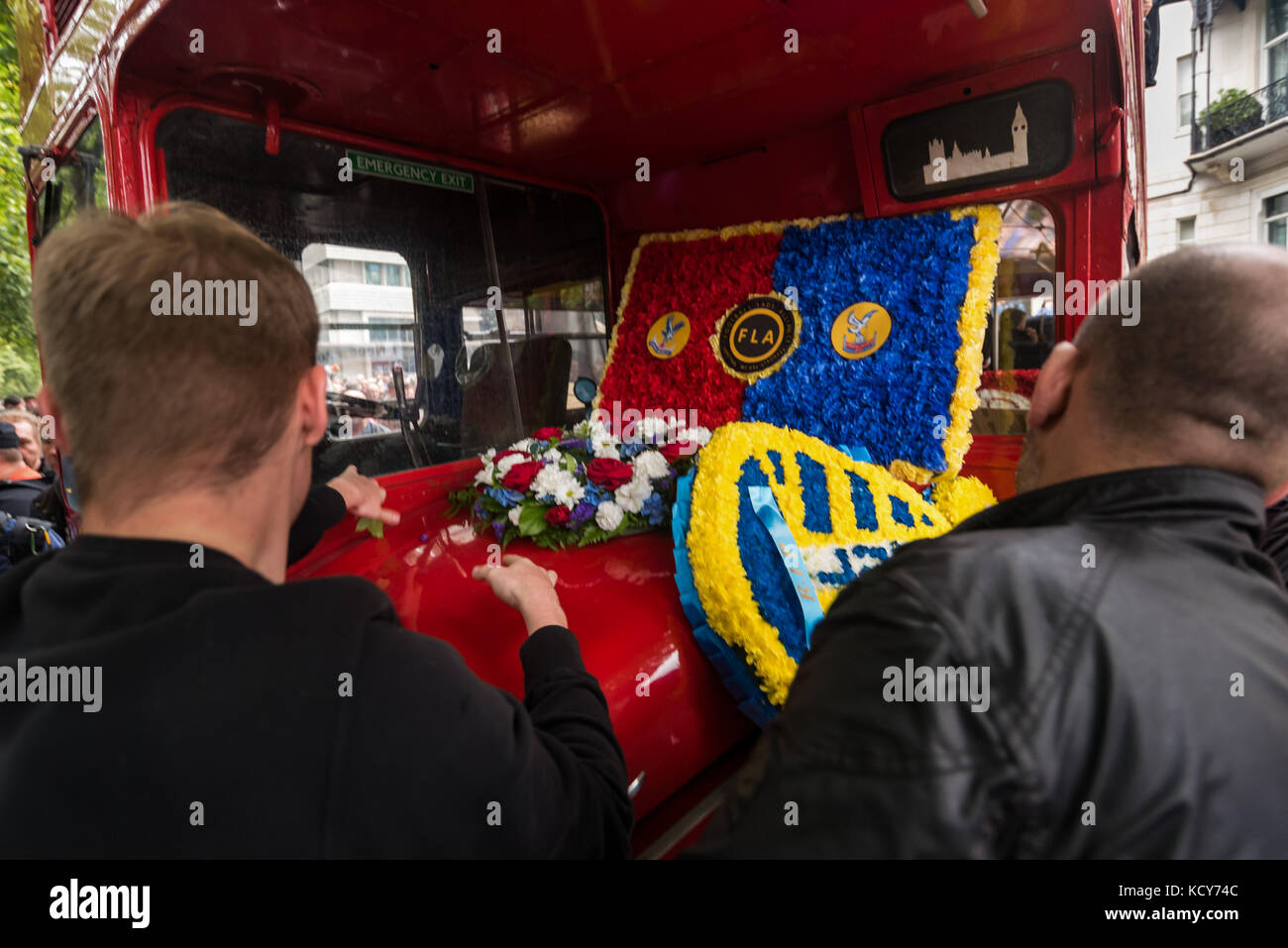 Oktober 7, 2017 - London, UK. 7. Oktober 2017. Veteranen gegen den Terrorismus Line up mit einem Kränze und Ihre Banner in der Park Lane vor marschieren mit dem Fußball jungs Allianz Brücke mit Kränzen, Vereine, große und kleine, um das Land zu Westminster. Mehrere tausend Demonstranten gegen die jüngsten Terroranschläge in Großbritannien und Europa protestieren, in Erinnerung an die Opfer und fordert Regierung entscheidende Schritte gegen die extremistische Bedrohung zu treffen, darunter bis Verriegelung alle Terrorverdächtigen und Abschiebung von ausländischen Ursprungs. Die Veranstalter betonen, dass es sich gegen Stockfoto