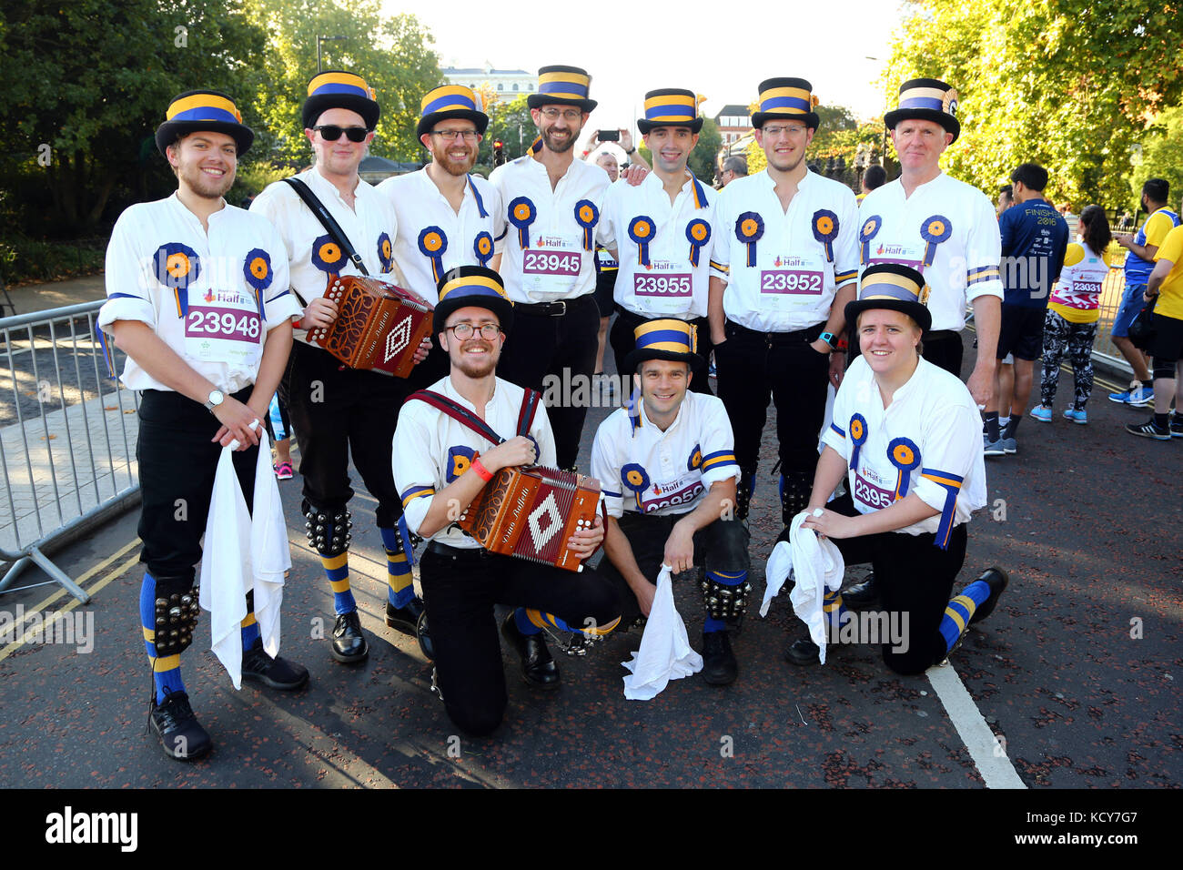 London, Großbritannien. 8. Oktober 2017. gruppenfoto im Hyde Park vor dem Rennen. Die hammersmith Morris Men beschlossen, den königlichen Parks Halbmarathon zu tun ein wenig anders vom tanzen die ganze dreizehn Meilen im traditionellen Stil, begleitet von ihren Musikern spielen ihre melodeons. In der Nähe Läufer fanden sich in der Zeit ihrer jolly Tunes läuft, da sie hinter der berühmten Sehenswürdigkeiten wie Buckingham Palace und Trafalgar Square. Und das Tanzen war auch für eine gute Sache wie die Morris Men waren, Geld für die Liebe heraus erreichen. Credit: Paul Brown/alamy leben Nachrichten Stockfoto