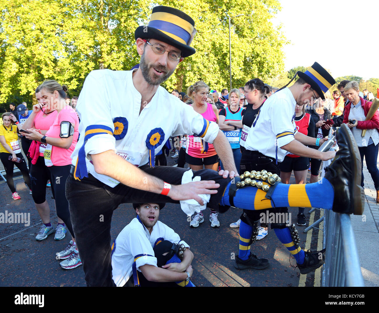 London, Großbritannien. 8. Oktober 2017. nach oben limbering vor dem Rennen in Hyde Park. Das hammersmith Morris Men beschlossen, den königlichen Parks Halbmarathon zu tun ein wenig anders vom tanzen die ganze dreizehn Meilen im traditionellen Stil, begleitet von ihren Musikern spielen ihre melodeons. In der Nähe Läufer fanden sich in der Zeit ihrer jolly Tunes läuft, da sie hinter der berühmten Sehenswürdigkeiten wie Buckingham Palace und Trafalgar Square. Und das Tanzen war auch für eine gute Sache wie die Morris Men waren, Geld für die Liebe heraus erreichen. Credit: Paul Brown/alamy leben Nachrichten Stockfoto