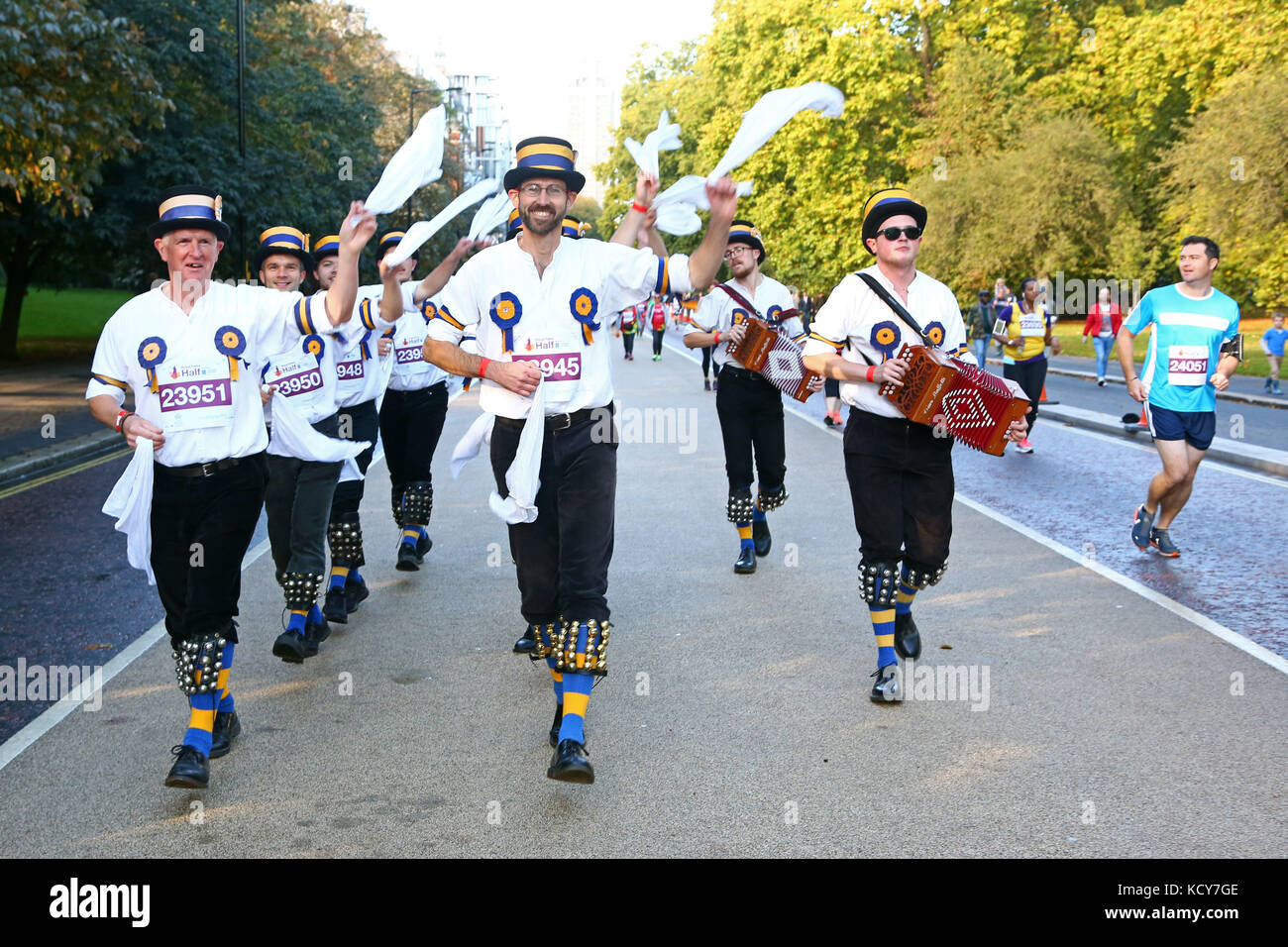 London, Großbritannien. 8. Oktober 2017. Der morris Männer tanzen durch den Hyde Park. Das hammersmith Morris Men beschlossen, den königlichen Parks Halbmarathon zu tun ein wenig anders vom tanzen die ganze dreizehn Meilen im traditionellen Stil, begleitet von ihren Musikern spielen ihre melodeons. In der Nähe Läufer fanden sich in der Zeit ihrer jolly Tunes läuft, da sie hinter der berühmten Sehenswürdigkeiten wie Buckingham Palace und Trafalgar Square. Und das Tanzen war auch für eine gute Sache wie die Morris Men waren, Geld für die Liebe heraus erreichen. Credit: Paul Brown/alamy leben Nachrichten Stockfoto