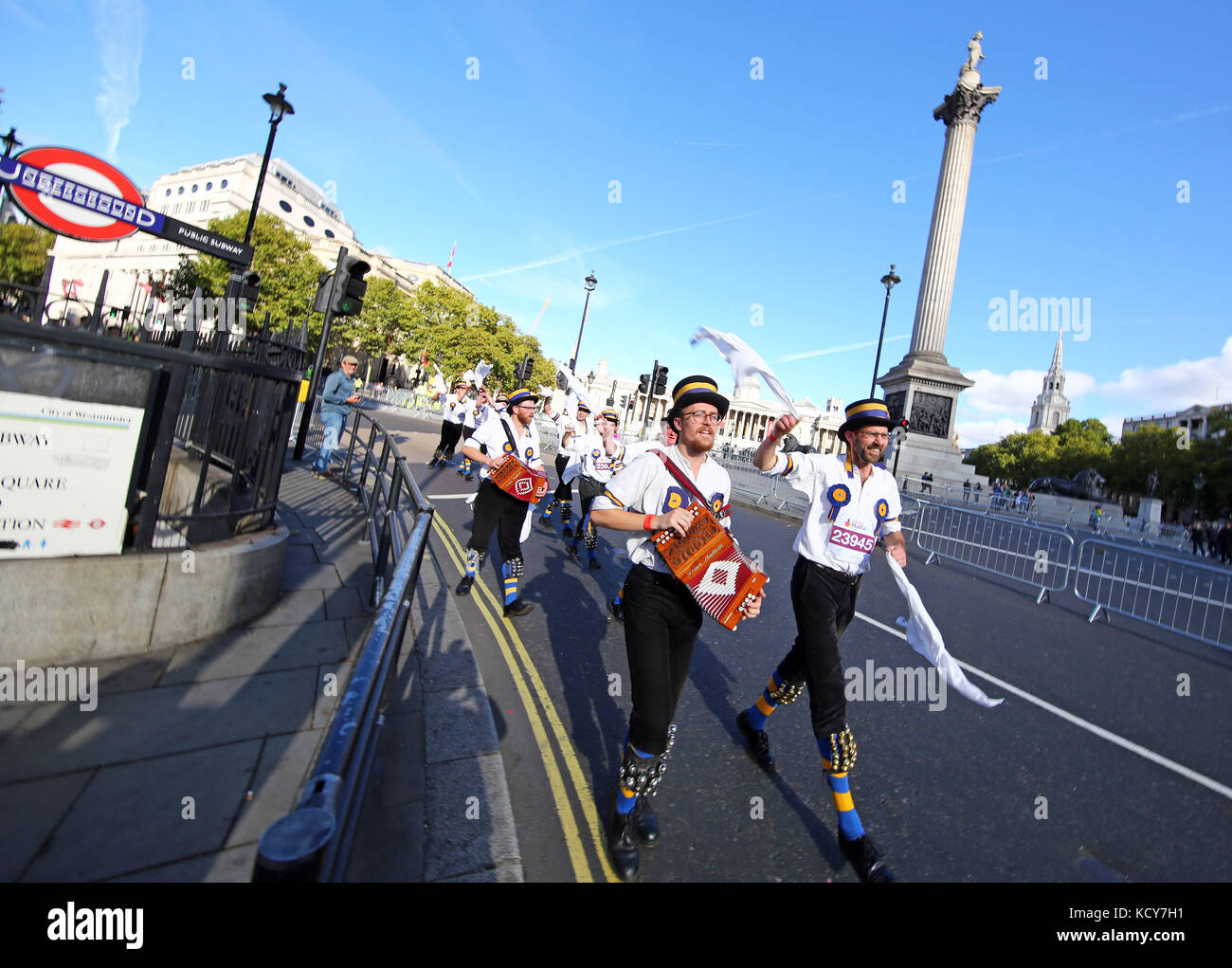 London, Großbritannien. 8. Oktober 2017. Der morris Männer tanzen Vergangenheit Trafalgar Square und die Nelson Spalte. Die hammersmith Morris Men beschlossen, den königlichen Parks Halbmarathon zu tun ein wenig anders vom tanzen die ganze dreizehn Meilen im traditionellen Stil, begleitet von ihren Musikern spielen ihre melodeons. In der Nähe Läufer fanden sich in der Zeit ihrer jolly Tunes läuft, da sie hinter der berühmten Sehenswürdigkeiten wie Buckingham Palace und Trafalgar Square. Und das Tanzen war auch für eine gute Sache wie die Morris Men waren, Geld für die Liebe heraus erreichen. Credit: Paul Brown/alamy leben Nachrichten Stockfoto