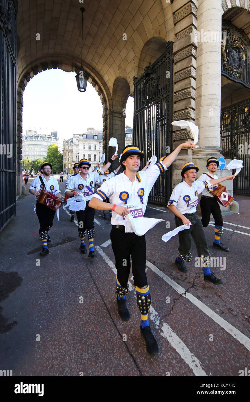 London, Großbritannien. 8. Oktober 2017. Die hammersmith Morris Men tanzen durch Admiralty Arch. Die hammersmith Morris Men beschlossen, den königlichen Parks Halbmarathon zu tun ein wenig anders vom tanzen die ganze dreizehn Meilen im traditionellen Stil, begleitet von ihren Musikern spielen ihre melodeons. In der Nähe Läufer fanden sich in der Zeit ihrer jolly Tunes läuft, da sie hinter der berühmten Sehenswürdigkeiten wie Buckingham Palace und Trafalgar Square. Und das Tanzen war auch für eine gute Sache wie die Morris Men waren, Geld für die Liebe heraus erreichen. Credit: Paul Brown/alamy leben Nachrichten Stockfoto