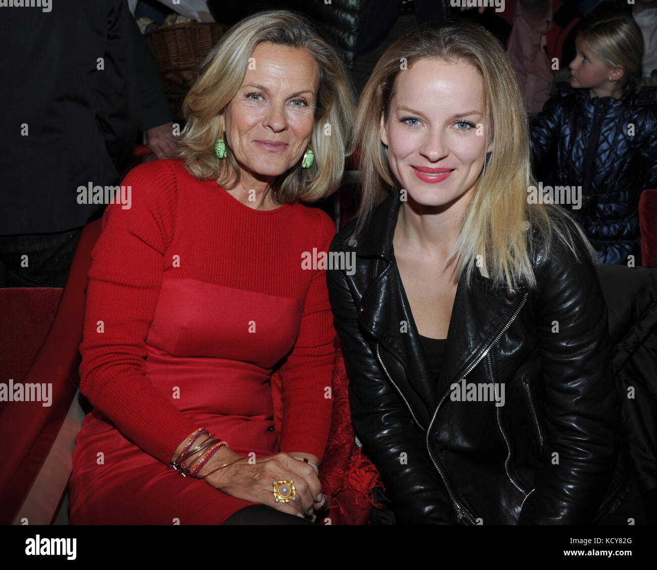 München, Deutschland. Oktober 2017. Schauspielerin Andrea L'Arronge und Tochter Jessica während der Premiere-Gala des Circus Roncalli unter dem Motto „40 Years of Travel towards the Rainbow“ im Leonrods Plaza Zelt in München, Deutschland, 7. Oktober 2017. Die Jubiläumsaufführung dauert bis zum 12. November 2017. Ursula Düren/dpa/Alamy Live News Stockfoto