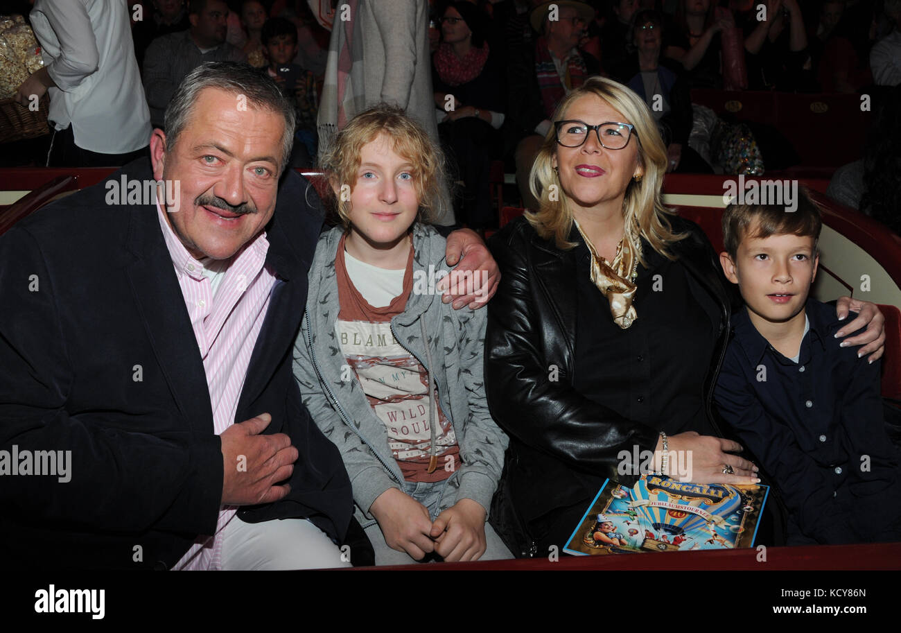 München, Deutschland. Oktober 2017. Der Schauspieler Joseph Hannesschlaeger, sein Patenkind Franziska, seine Partnerin Bettina Geyer und ihr Patenkind Philipp posieren während der Erstgala des Circus Roncalli unter dem Motto „40 Jahre Reisen zum Regenbogen“ am 7. Oktober 2017 im Leonrods Plaza Zelt in München. Die Jubiläumsaufführung dauert bis zum 12. November 2017. Ursula Düren/dpa/Alamy Live News Stockfoto
