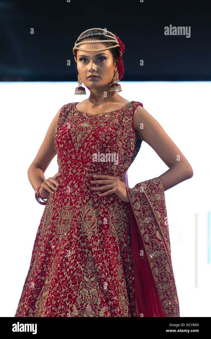 London, Großbritannien. Oktober 2017. Ein Model präsentiert einen Blick von Mirza Miha von Iman Boutique auf der Catwalk Show der British Bangladesh Fashion Week London (BFWL) im East Wintergarden. Nach einer erfolgreichen Markteinführung im vergangenen Jahr feiert und fördert BFWL, das jetzt im zweiten Jahr zu einem jährlichen Event wird, bengalische Mode und Designer und setzt sich gleichzeitig für die Beziehung zwischen Großbritannien und Bangladesch ein, wobei Mode als Leitlinie verwendet wird. Es zeigt das lebendige und farbenfrohe Talent von Designern, die beeinflusst sind und/oder eine gemeinsame Tradition in Bangladesch haben. Quelle: Vickie Flores/Alamy Live News Stockfoto