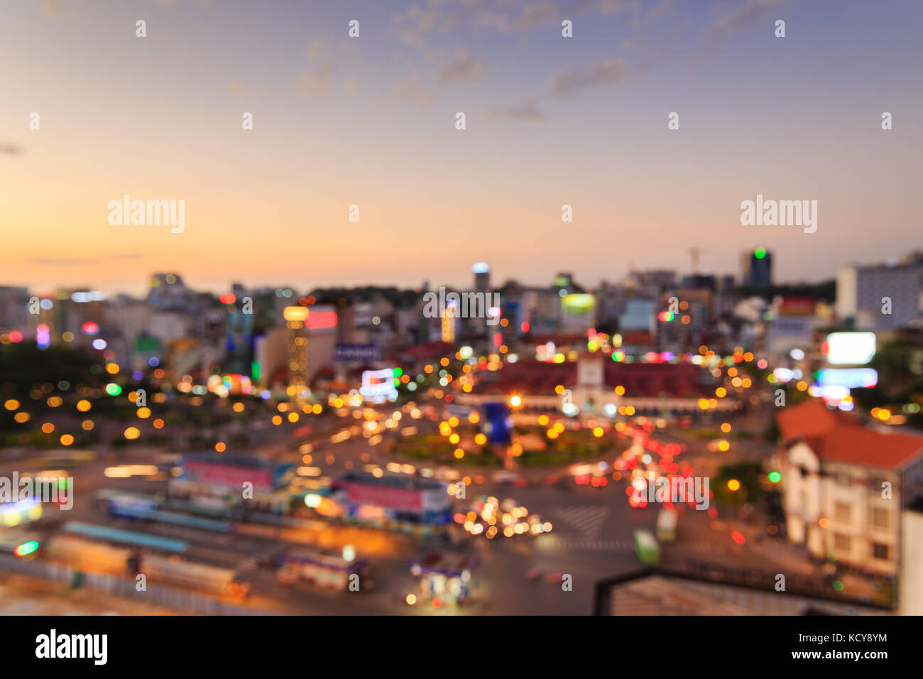 Ben Thanh Marktes mit Defokussierten bokeh Lichter als abstrakt Hintergrund, Ho Chi Minh City (Saigon), Vietnam. der Markt ein wichtiges Symbol der Saigon Stockfoto