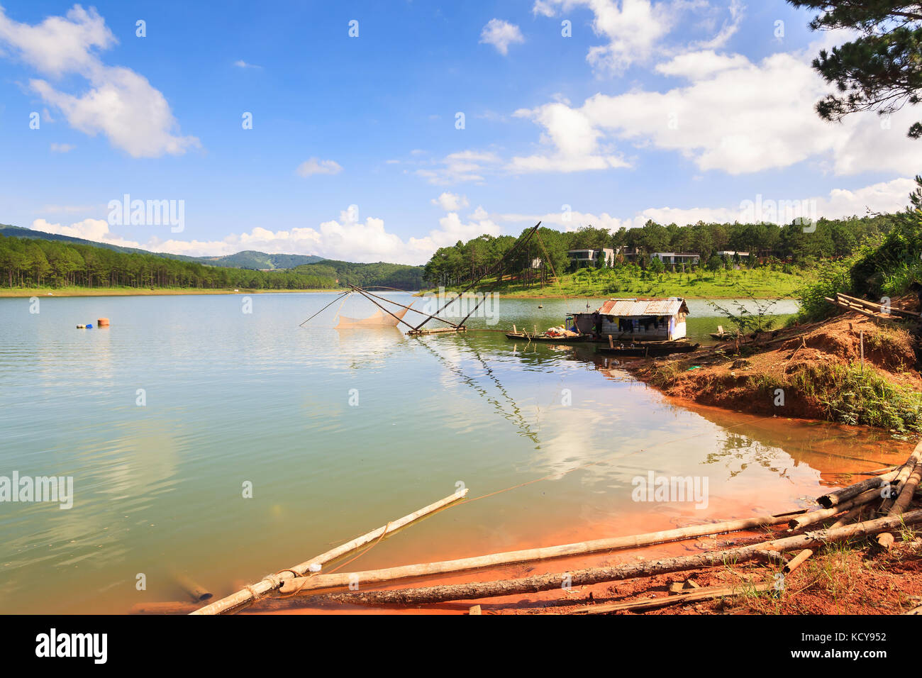 Fischernetz in Tuyen Lam See in Dalat, Provinz Lam Dong, Vietnam. Tuyen Lam See ist künstlicher See, 6 km südlich von Dalat Stockfoto