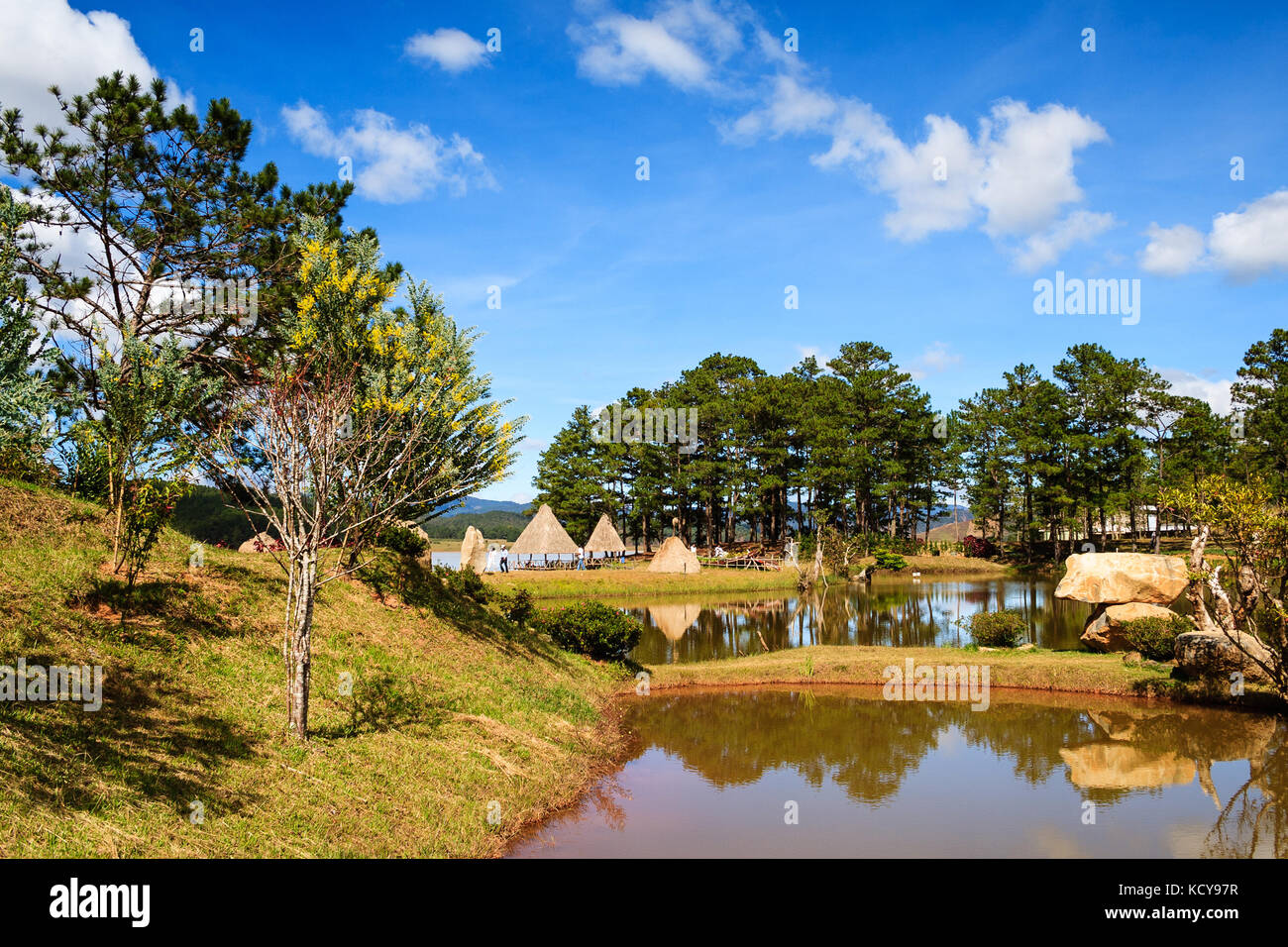 Golden Valley in Dalat, Provinz Lam Dong, Vietnam. frische Luft, Kiefern, leuchtenden Blumen und murmelnden Bächen. Es ist 14 km nördlich von Dalat. Stockfoto