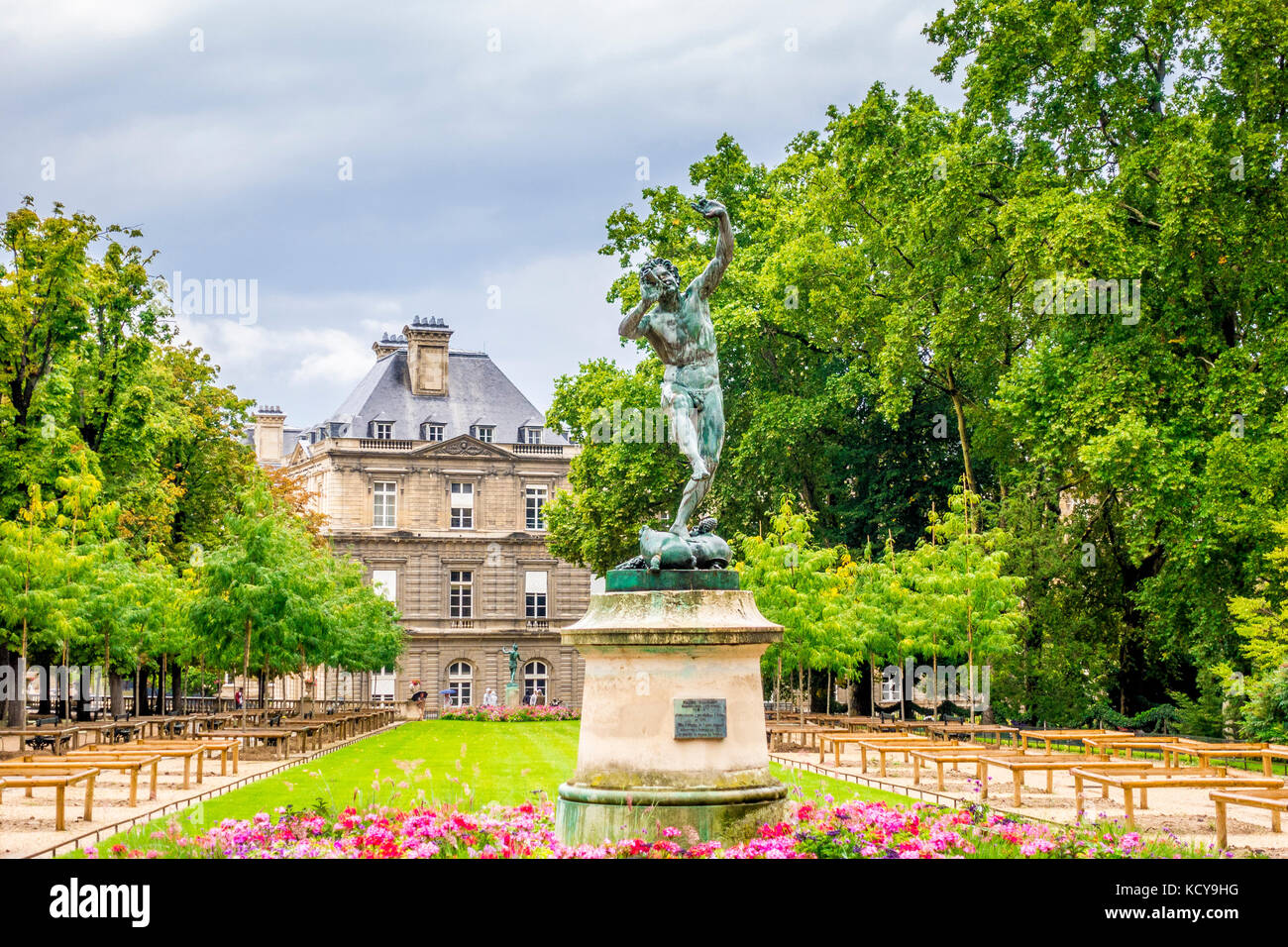 Eine Skulptur im Jardin du Luxembourg in Paris, Frankreich Stockfoto