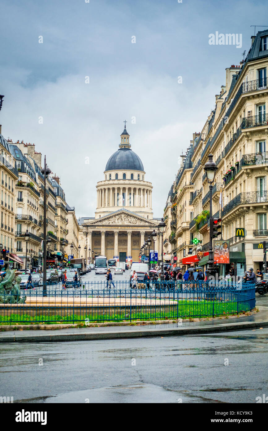Blick auf das Pantheon vom Jardin du Luxembourg in Paris, Frankreich Stockfoto