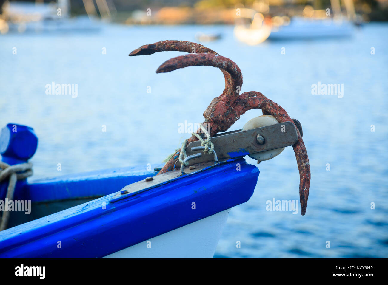 Ein rostiger Anker auf einem traditionellen Fischerboot. Selektive konzentrieren. Stockfoto