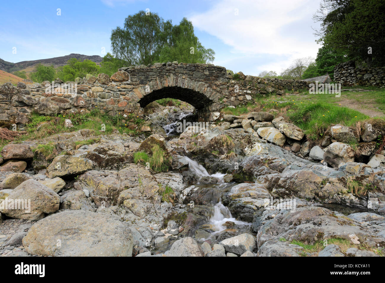 Ashness Stein packesel Bridge, Lake District National Park, Grafschaft Cumbria, England, Großbritannien Stockfoto