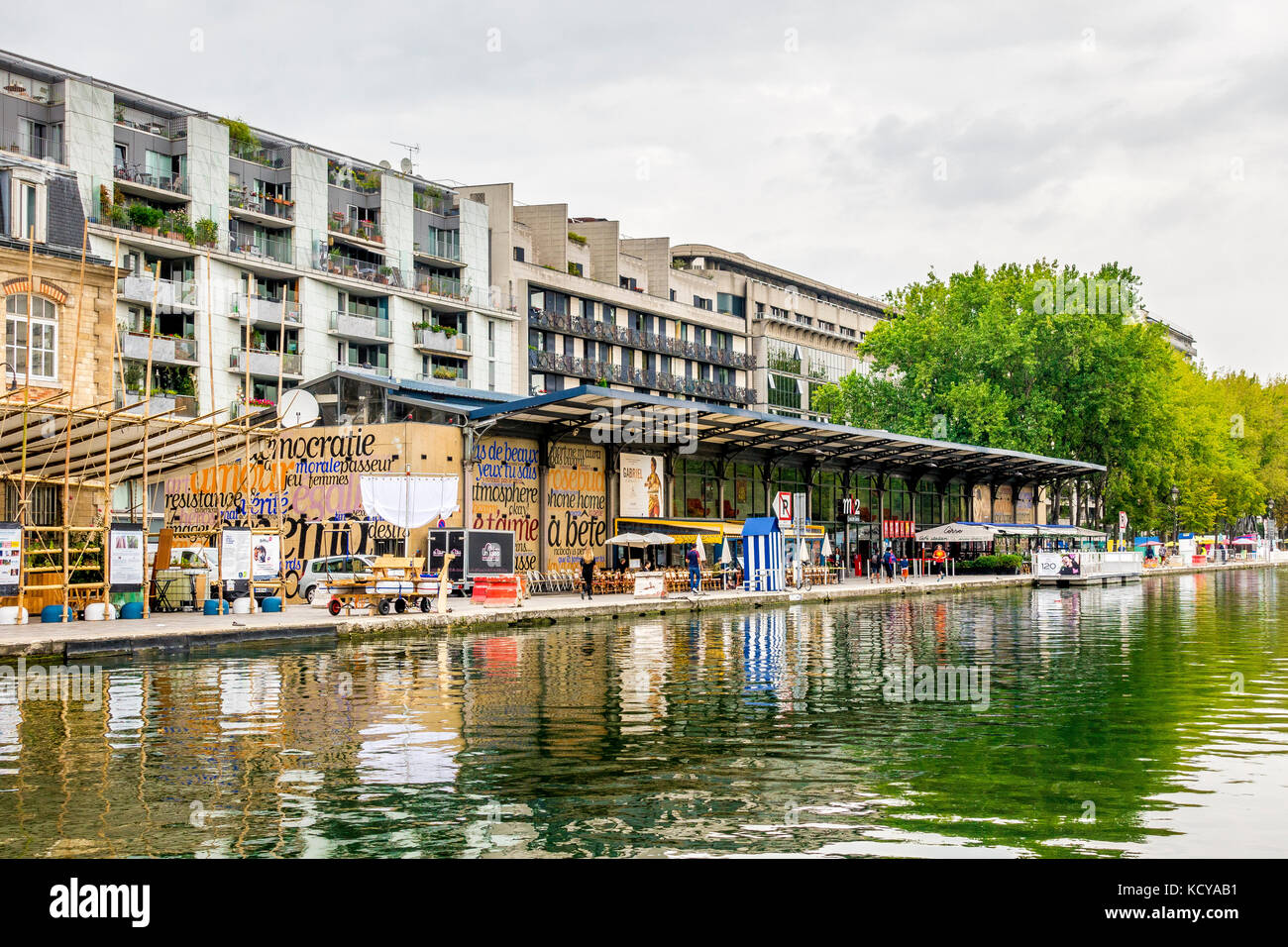 Geschäfte und Unternehmen am Bassin de la Villette in Paris, Frankreich Stockfoto