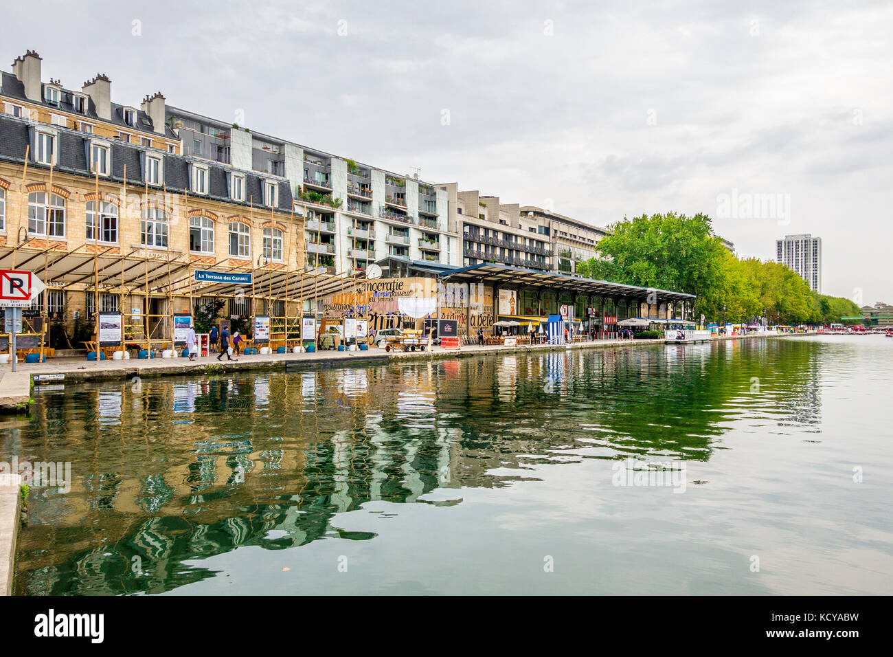 Geschäfte und Unternehmen am Bassin de la Villette in Paris, Frankreich Stockfoto