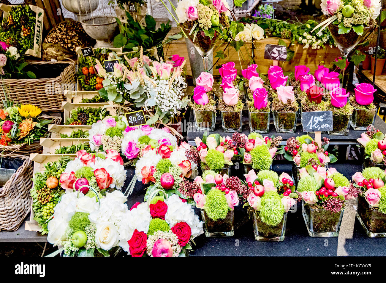 Rouen (Normandie, Frankreich): Stall "Les Fleurs du Passage"; Blumenstand nahe dem Uhrturm Stockfoto