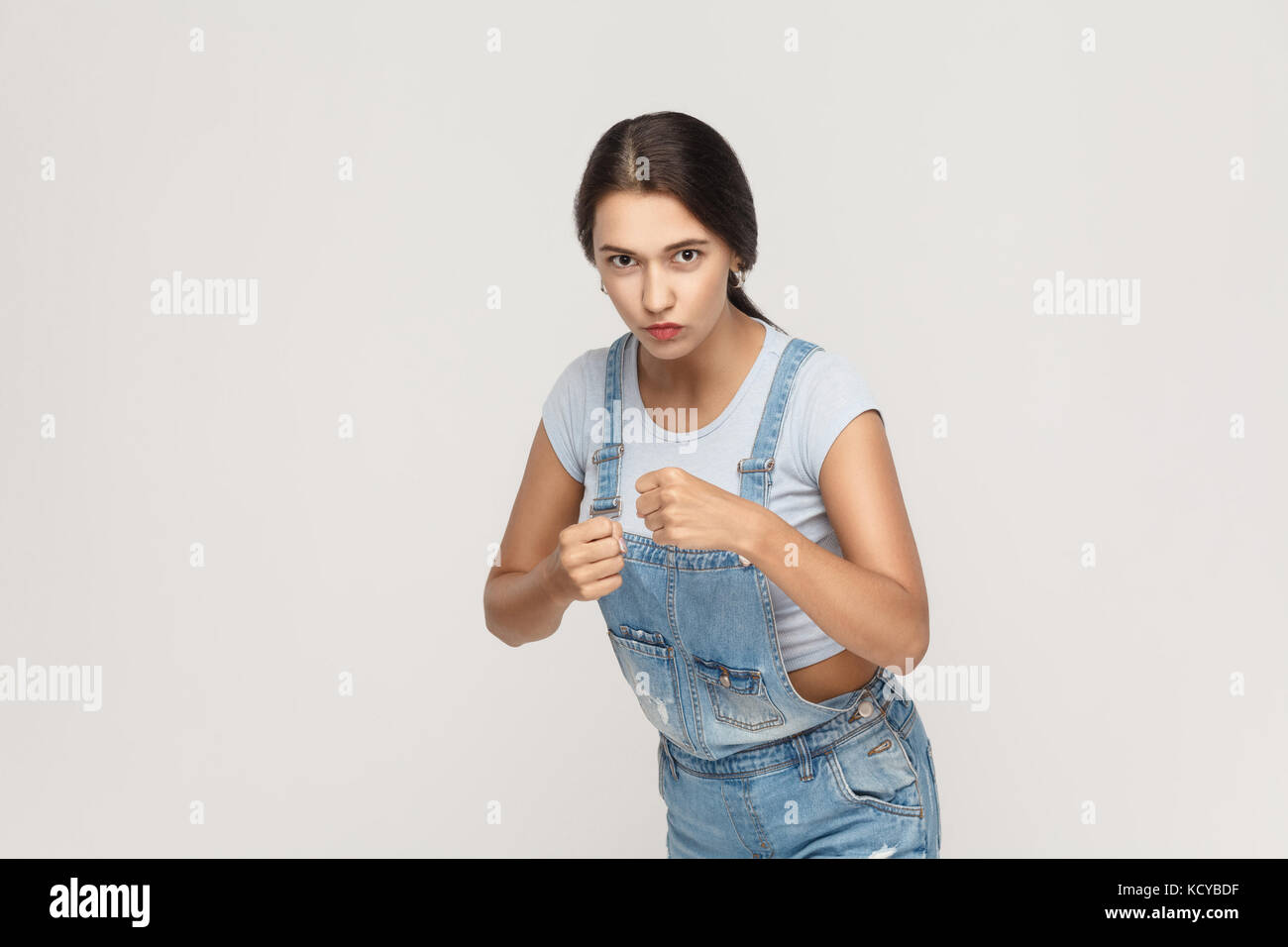 Boxen. junger Erwachsener der indischen Frau, bereit zum Kampf auf grauem Hintergrund. Stockfoto