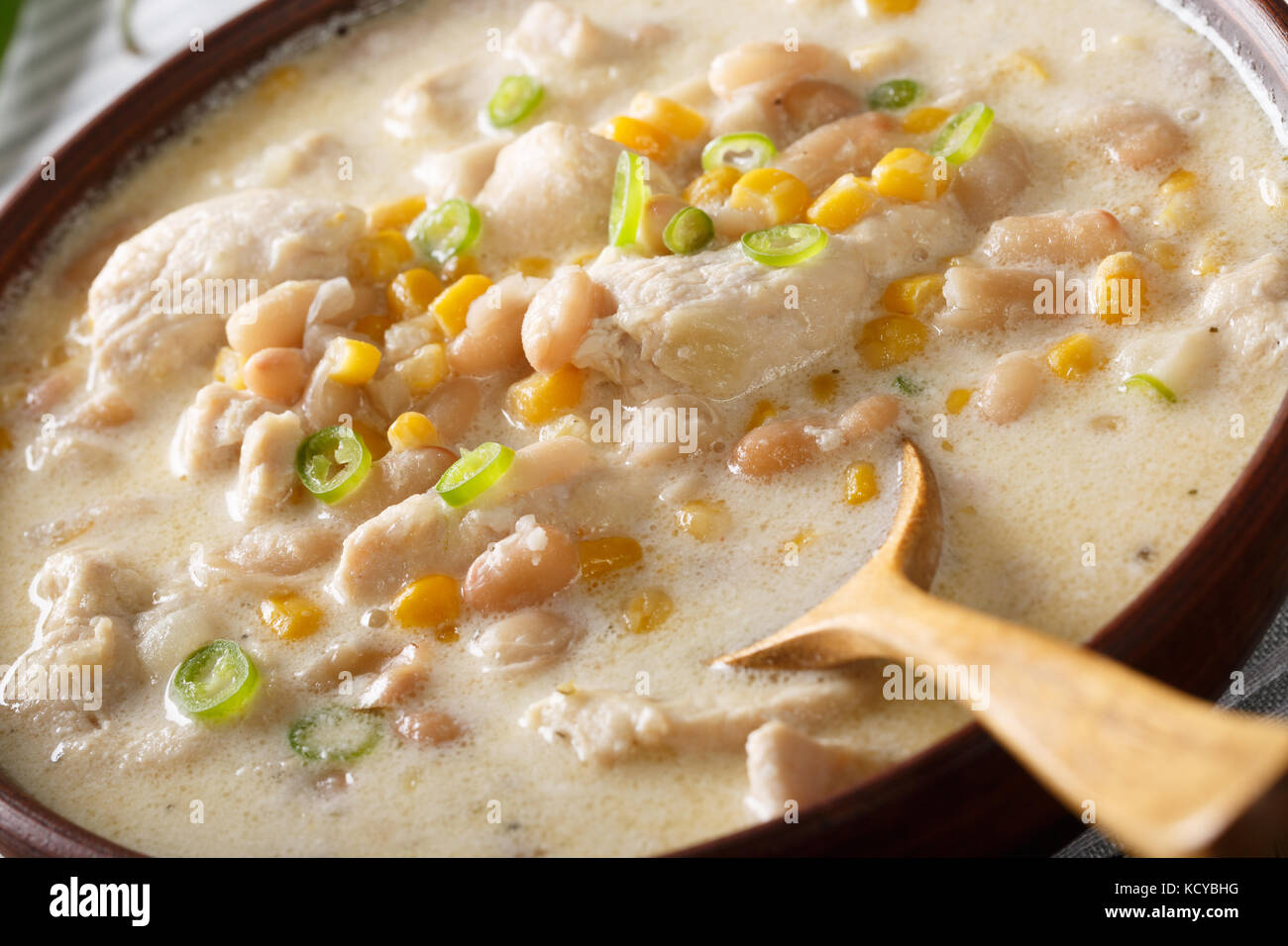 Weiß Chili Huhn mit Bohnen, Mais und Gewürze close-up in eine Schüssel. Horizontale Stockfoto