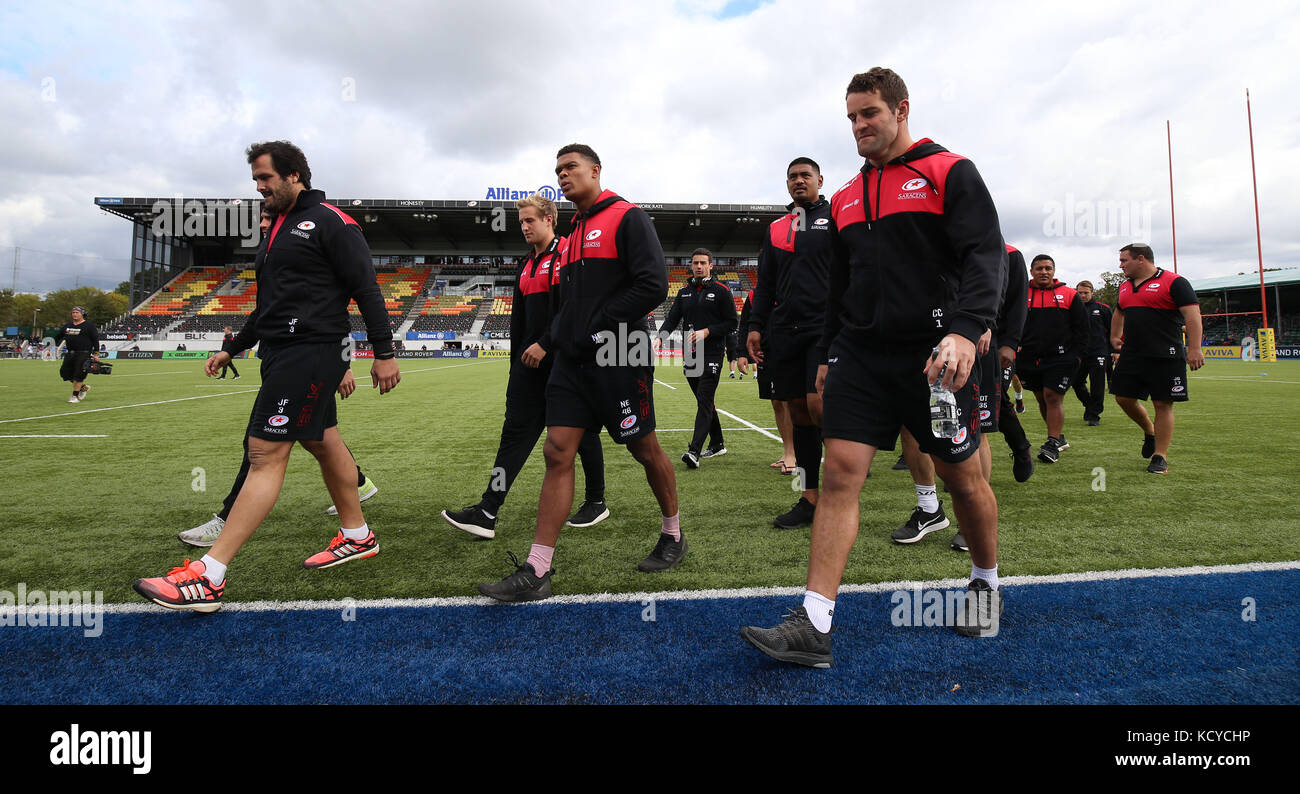 Saracens-Spieler inspizieren das Spielfeld während des Spiels der Aviva Premiership im Allianz Park, London. DRÜCKEN SIE VERBANDSFOTO. Bilddatum: Sonntag, 8. Oktober 2017. Siehe PA Geschichte RugbyU Saracens. Bildnachweis sollte lauten: David Davies/PA Wire. EINSCHRÄNKUNGEN: Nur für redaktionelle Zwecke. Keine kommerzielle Nutzung. Stockfoto