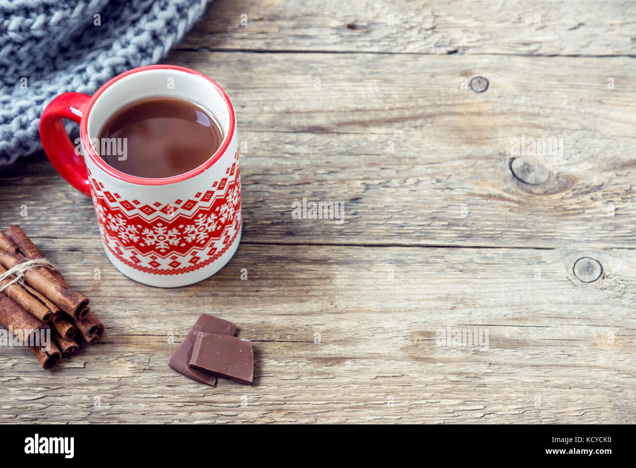 Weihnachten heiße Schokolade trinken mit weihnachtlichen Dekor und Schal auf rustikalen Holztisch, kopieren. Stockfoto