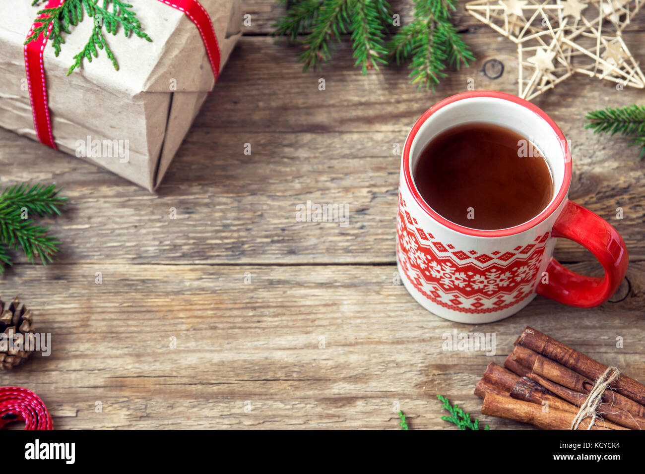 Weihnachten heiße Schokolade trinken mit Weihnachtsgeschenk und Ornamente auf rustikalen Holztisch, kopieren. Stockfoto