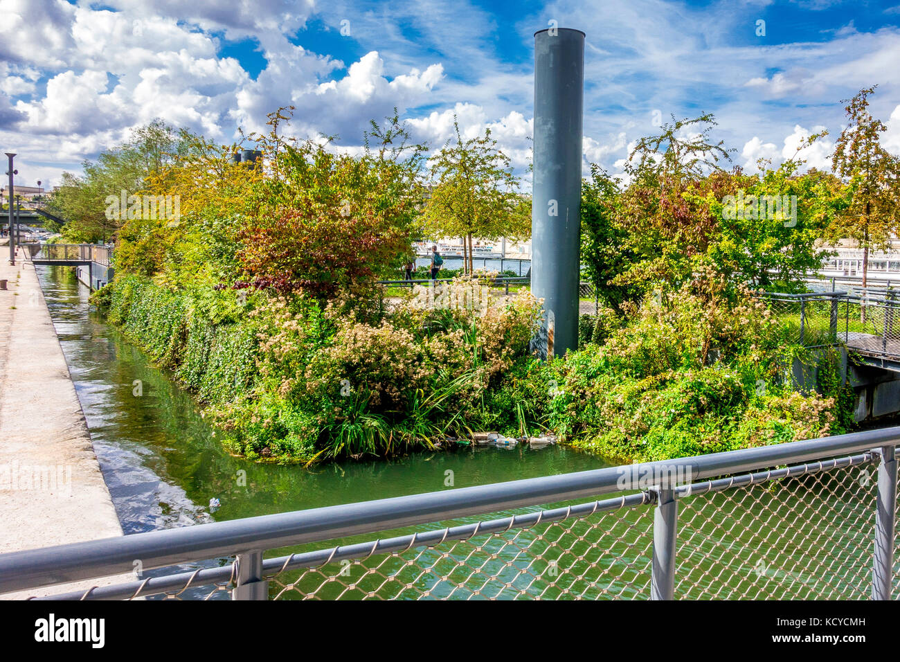 Jardins de l'Archipel des Berges de Seine-Niki-de-Saint-Phalle sind eine Reihe von Metall Lastkähne in schwimmenden Gärten auf der Seine in Paris. Stockfoto