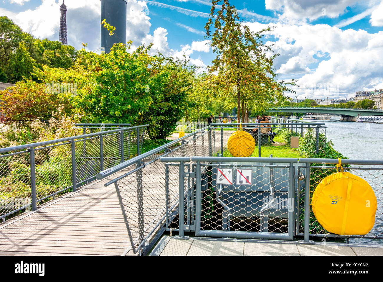 Jardins de l'Archipel des Berges de Seine-Niki-de-Saint-Phalle sind eine Reihe von Metall Lastkähne in schwimmenden Gärten auf der Seine in Paris. Stockfoto