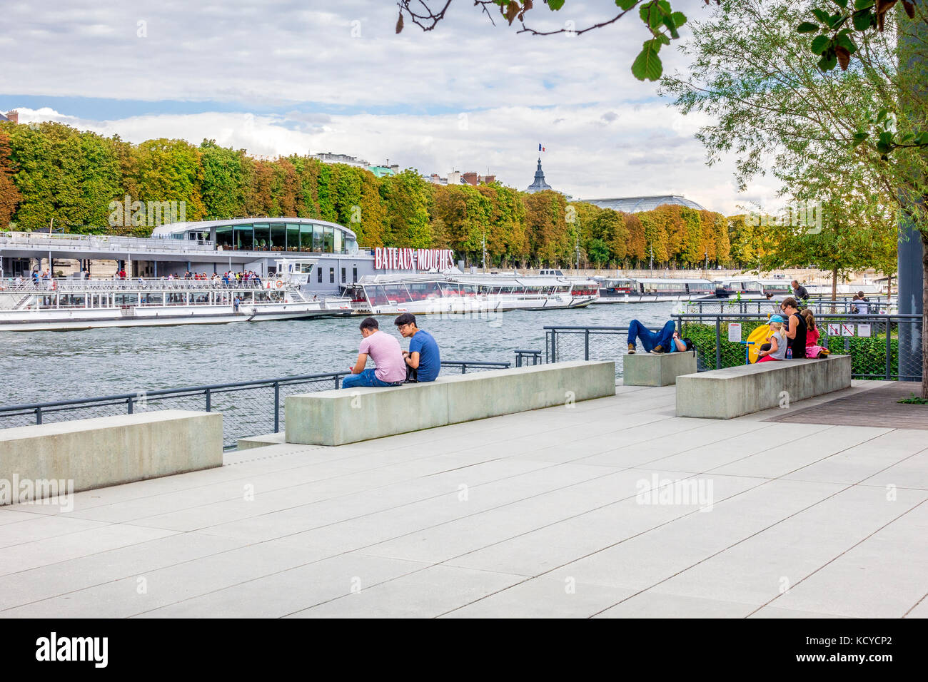 Jardins de l'Archipel des Berges de Seine-Niki-de-Saint-Phalle sind eine Reihe von Metall Lastkähne in schwimmenden Gärten auf der Seine in Paris. Stockfoto