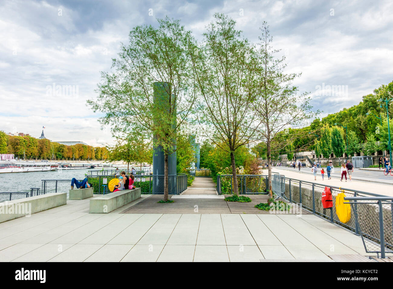 Jardins de l'Archipel des Berges de Seine-Niki-de-Saint-Phalle sind eine Reihe von Metall Lastkähne in schwimmenden Gärten auf der Seine in Paris. Stockfoto