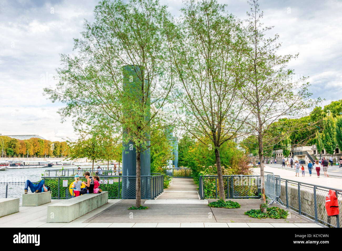 Jardins de l'Archipel des Berges de Seine-Niki-de-Saint-Phalle sind eine Reihe von Metall Lastkähne in schwimmenden Gärten auf der Seine in Paris. Stockfoto