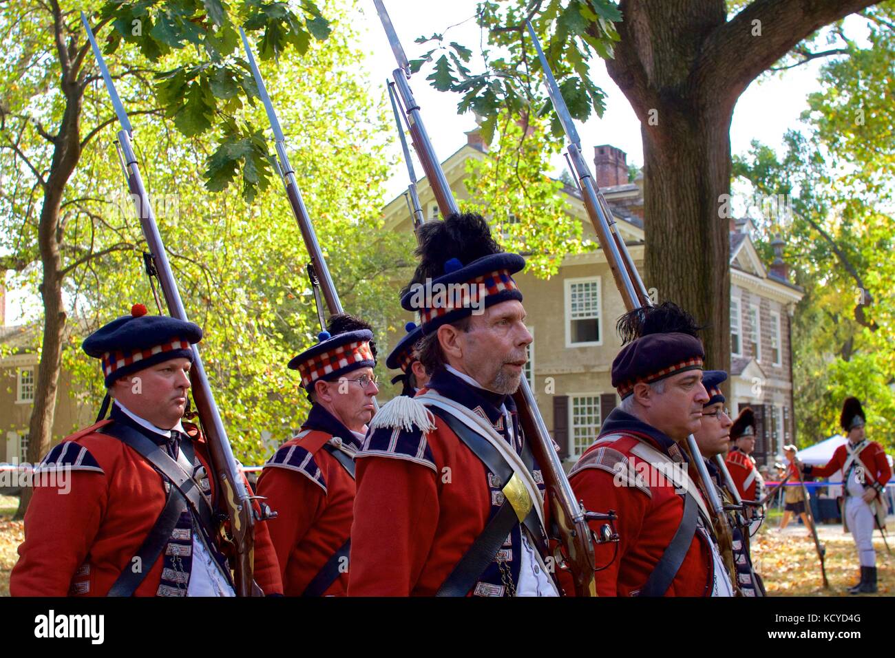 Philadelphia, PA, USA - Oktober 7, 2017: Revolutionäre Krieg Re-enactors Teil in der 240. Jahrestag Nachstellung der Schlacht von Germantown. Stockfoto