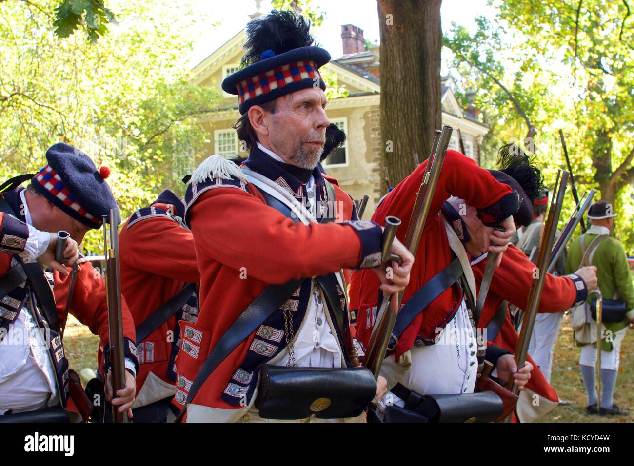 Philadelphia, PA, USA - Oktober 7, 2017: Revolutionäre Krieg Re-enactors Teil in der 240. Jahrestag Nachstellung der Schlacht von Germantown. Stockfoto