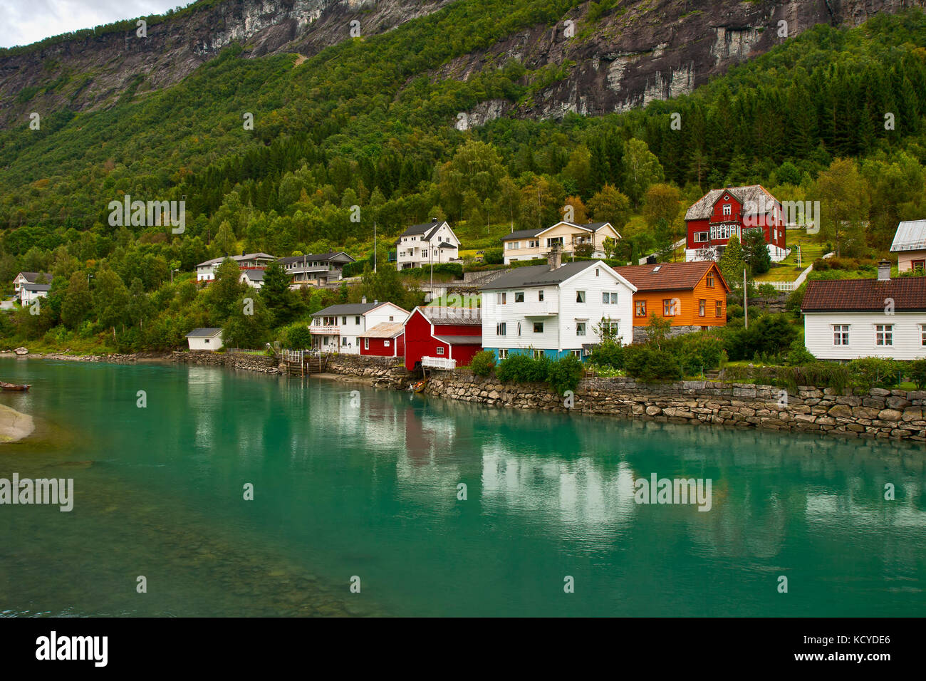 Norwegischen stryn am Flussufer Stockfoto