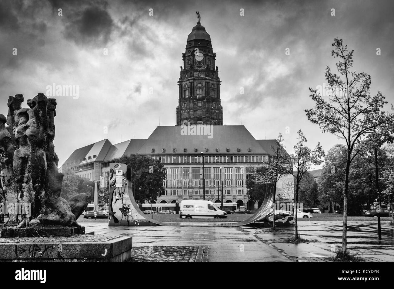 Blick auf die Stadt Dresden im Osten Deutschlands auf einen stürmischen Herbst Oktober Tag der kreuzkirche Stockfoto
