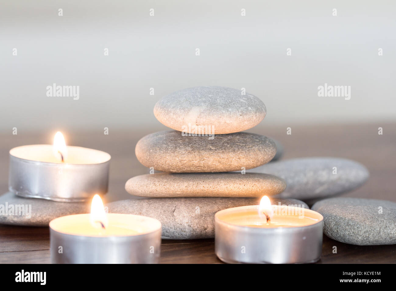 Zen Steine und Kerzen Stockfoto