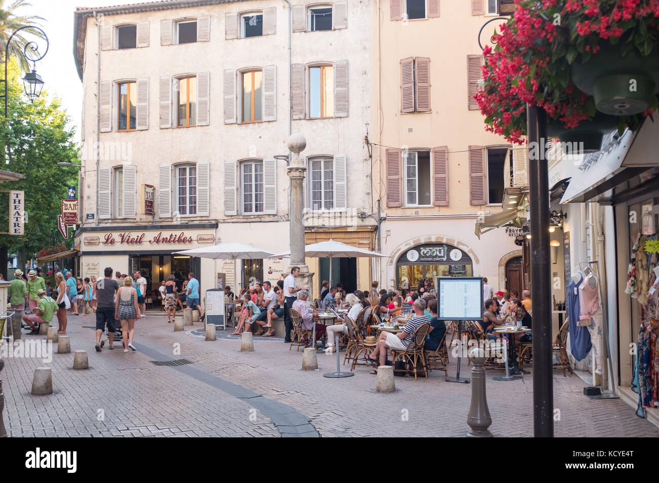 Die Menschen Essen im Cafe Clemenceau, Antibes, Cote d'Azur, Provence-alpes-côte d'Azur, Frankreich. Stockfoto