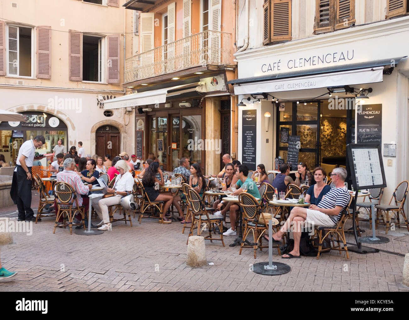 Die Menschen Essen im Cafe Clemenceau, Antibes, Cote d'Azur, Provence-Alpes-Cote d'Azur, Frankreich. Stockfoto